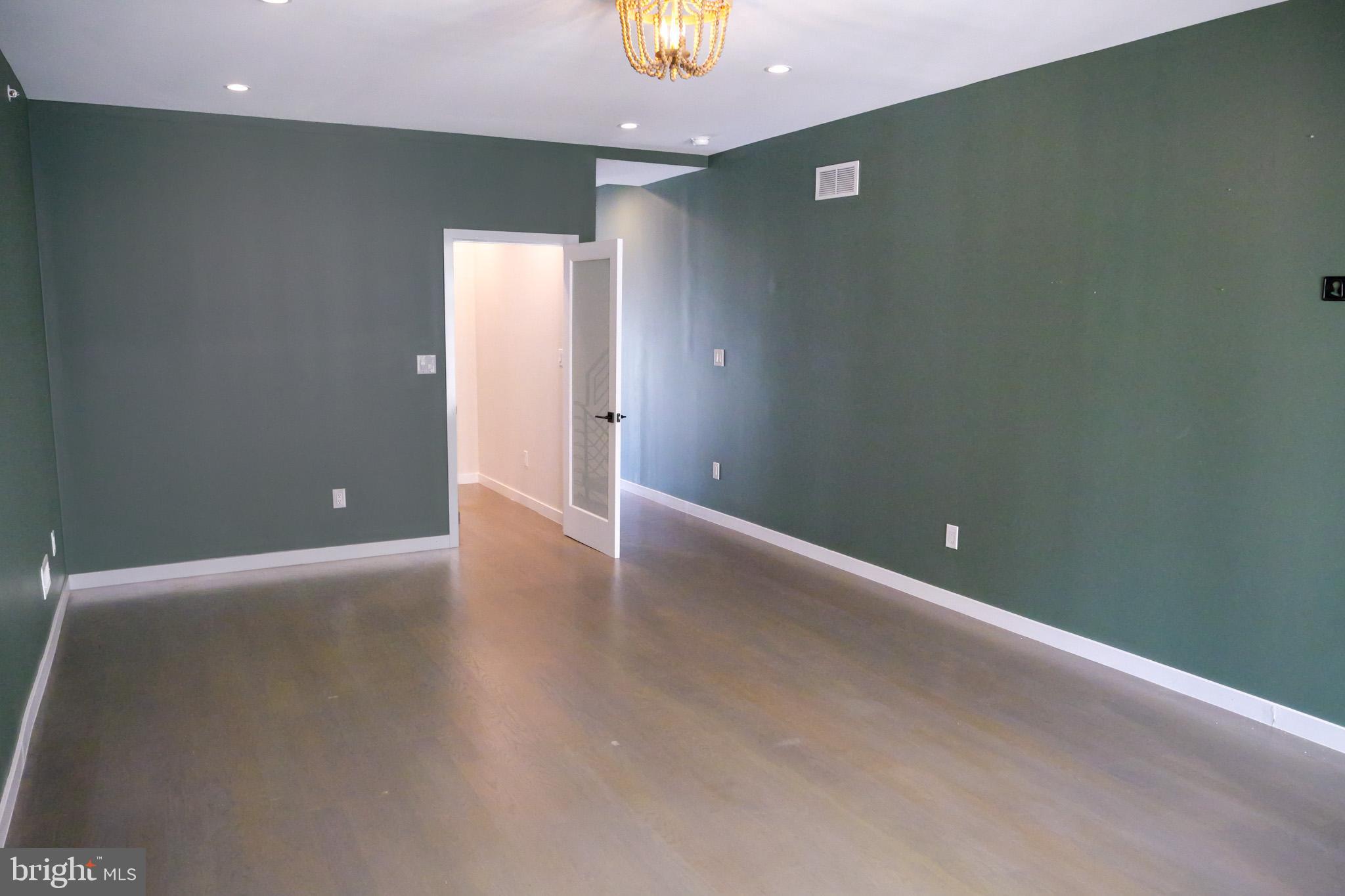 LOGAN SQUARE - Residential