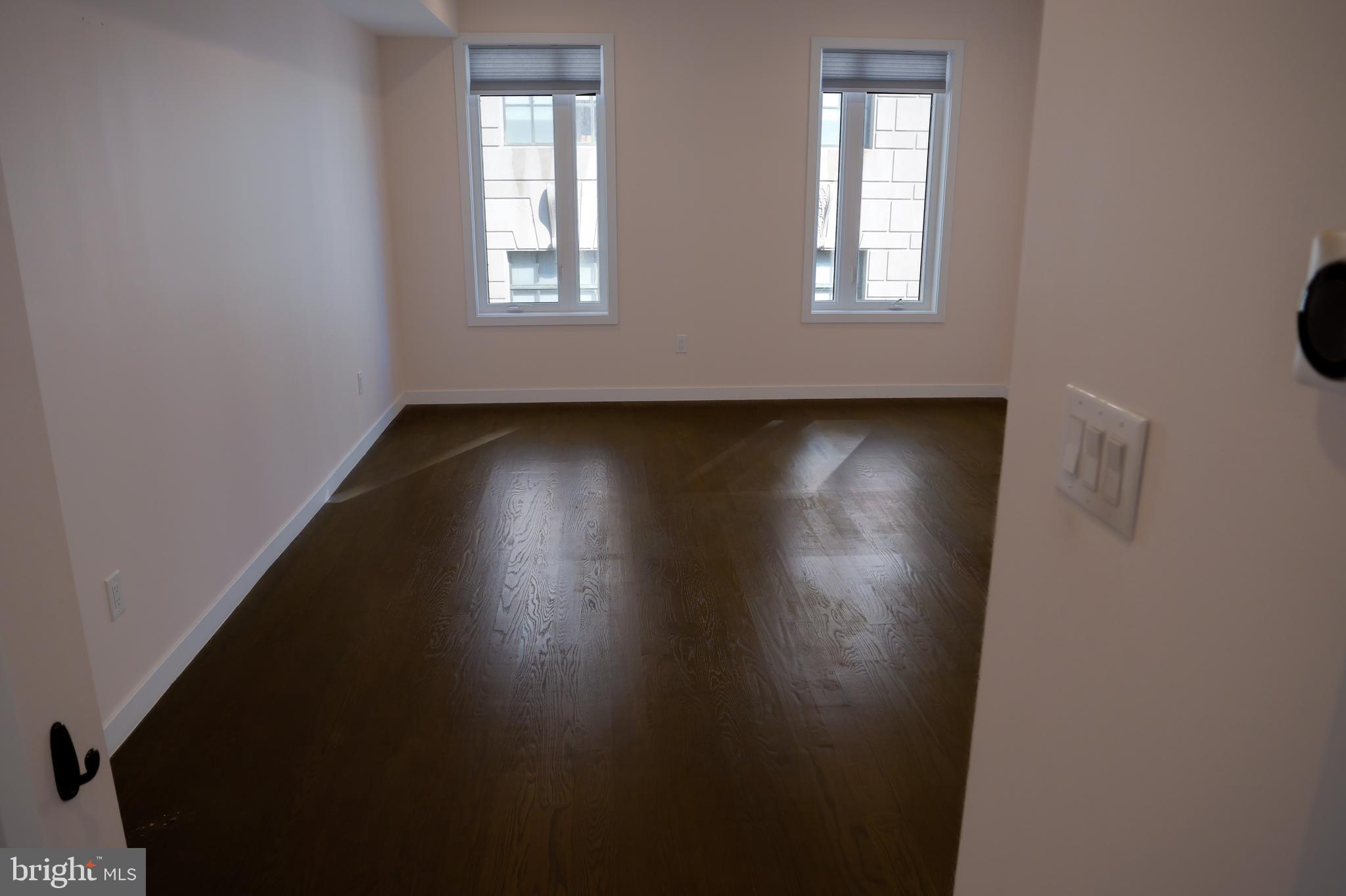 LOGAN SQUARE - Residential