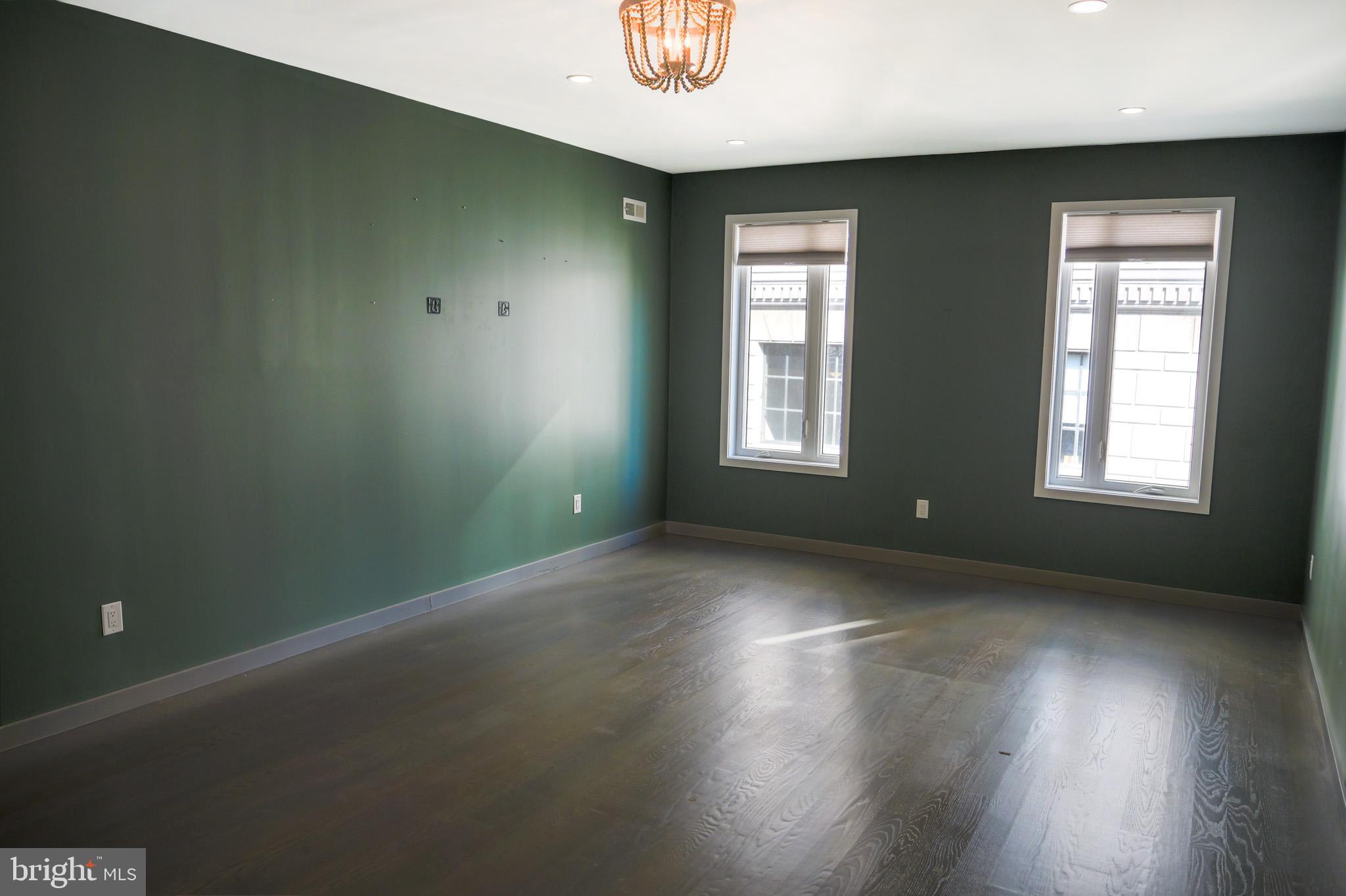 LOGAN SQUARE - Residential