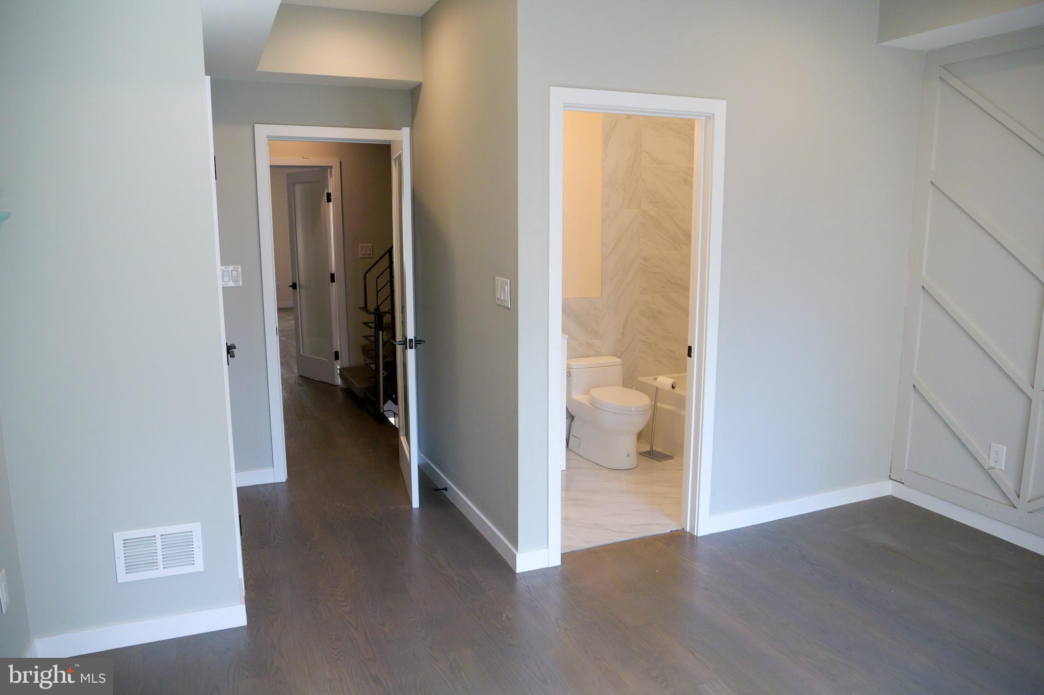 LOGAN SQUARE - Residential