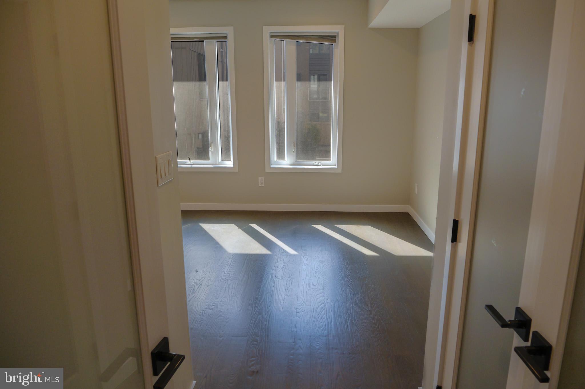LOGAN SQUARE - Residential