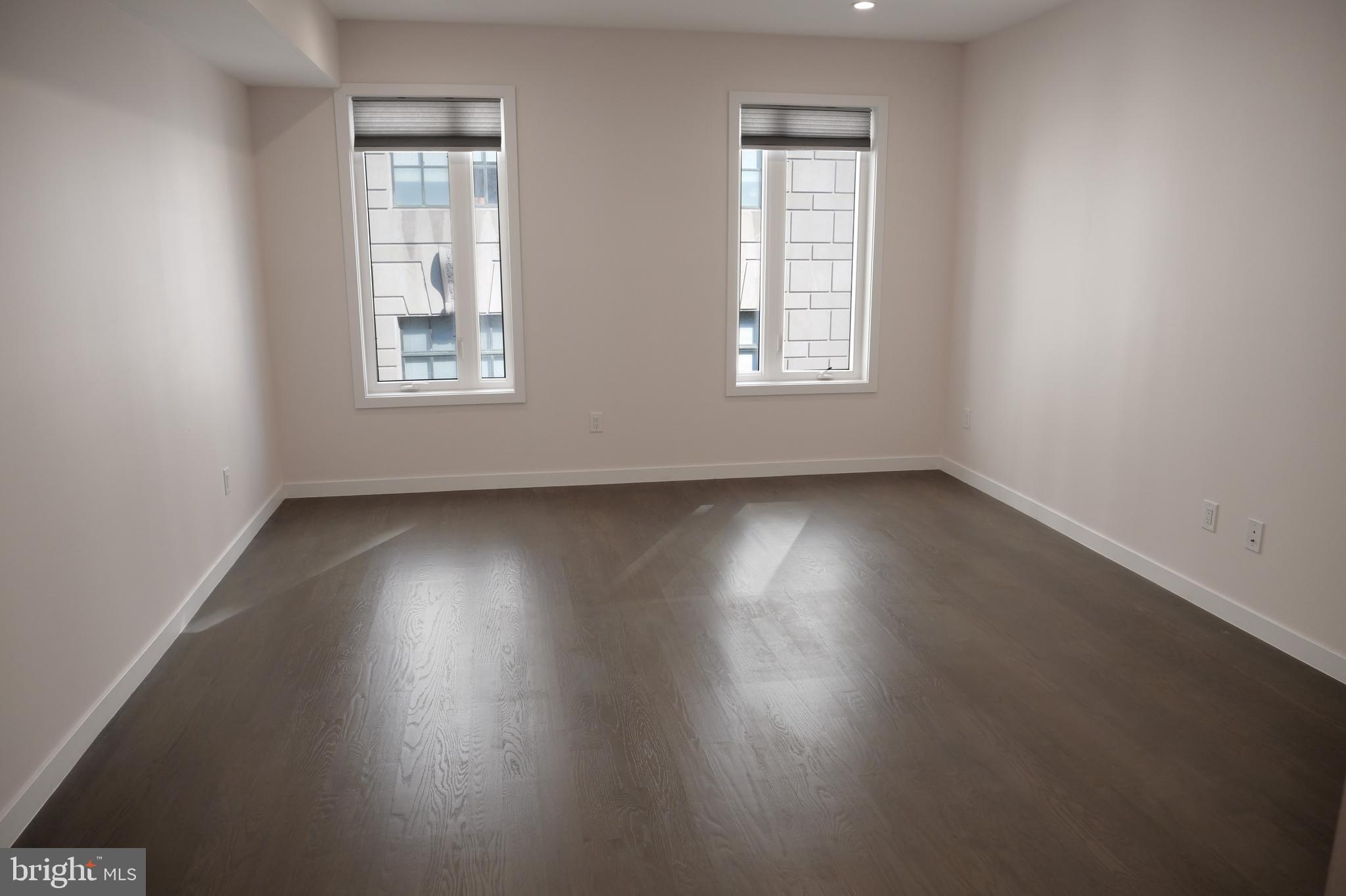 LOGAN SQUARE - Residential