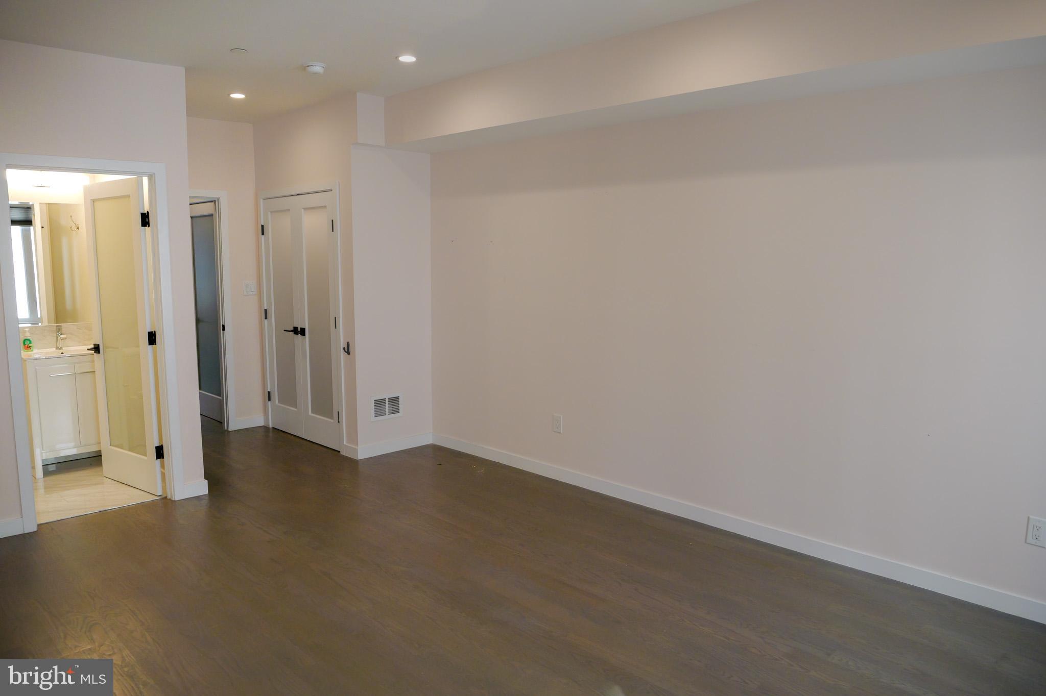 LOGAN SQUARE - Residential