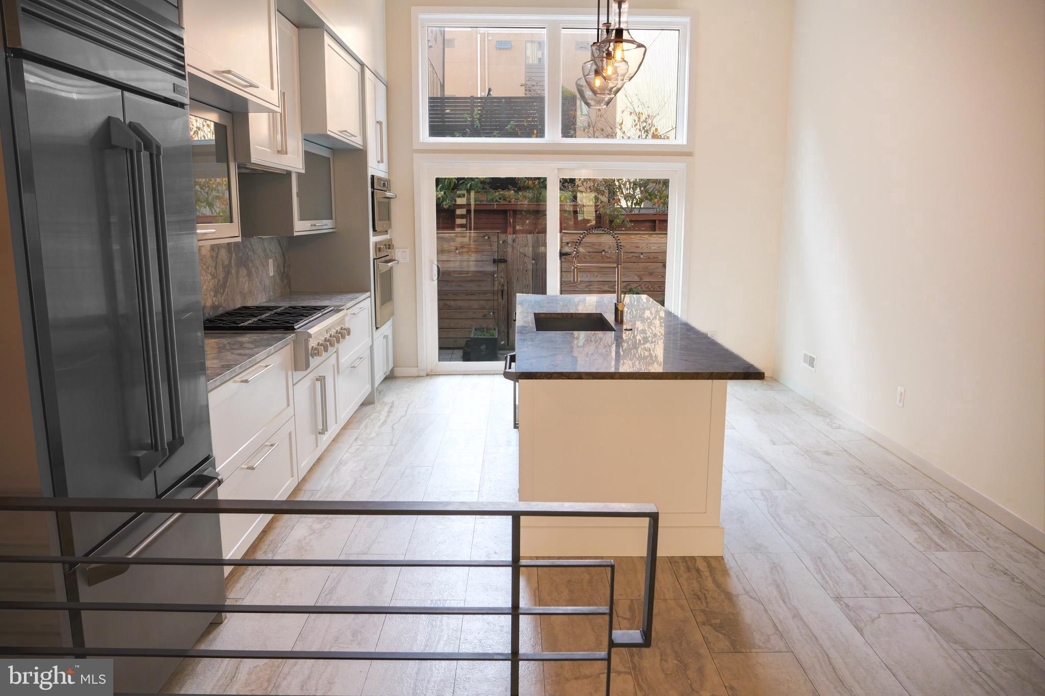 LOGAN SQUARE - Residential