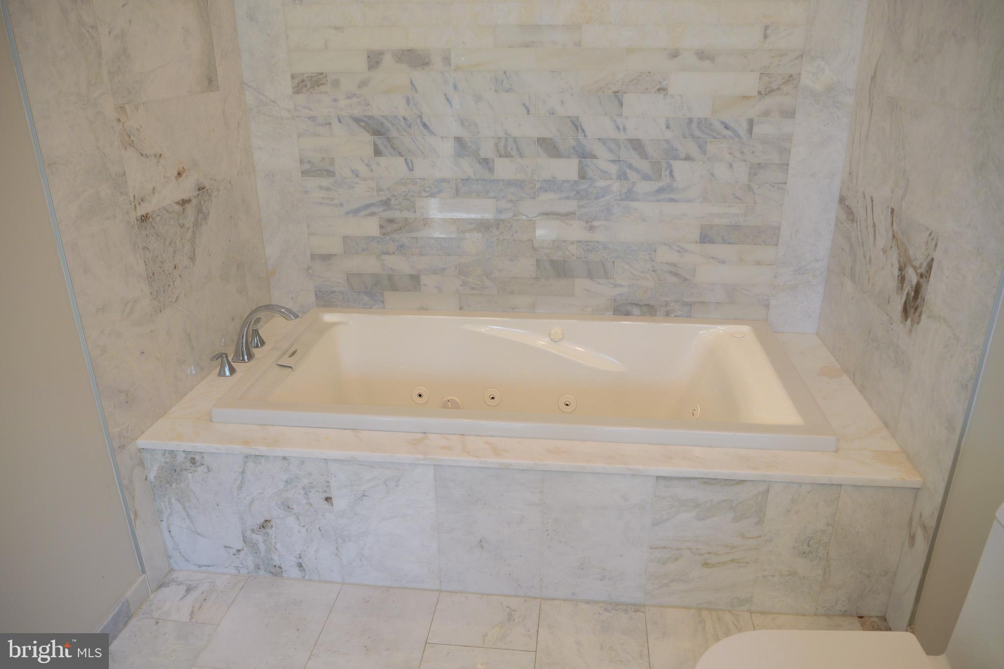 LOGAN SQUARE - Residential