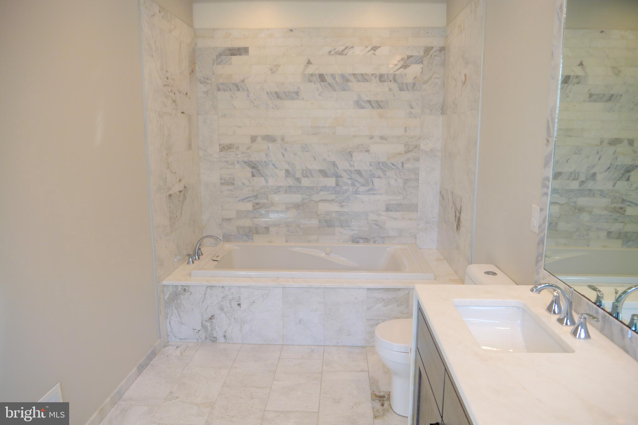 LOGAN SQUARE - Residential