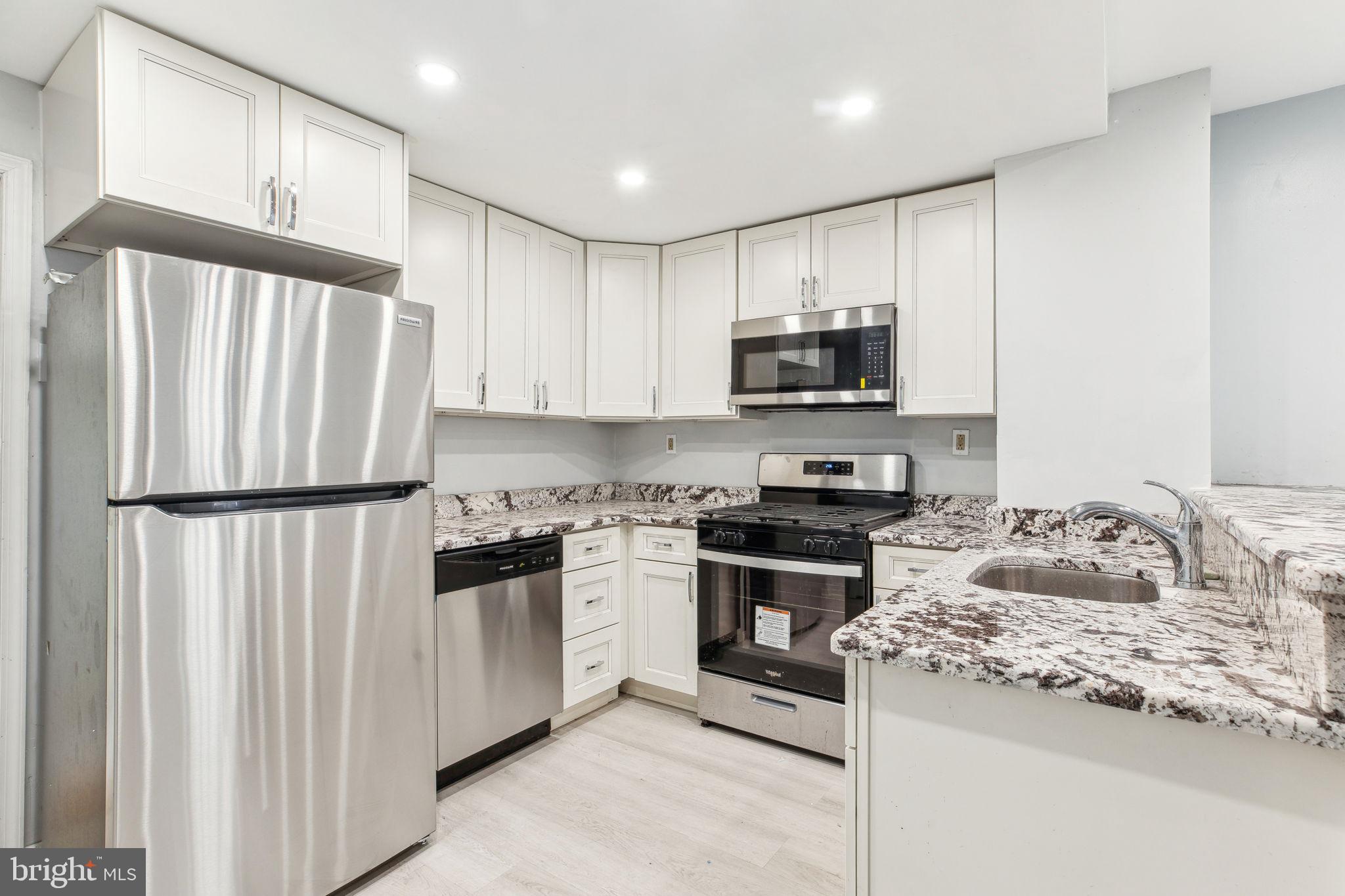 PORT RICHMOND - Residential Lease