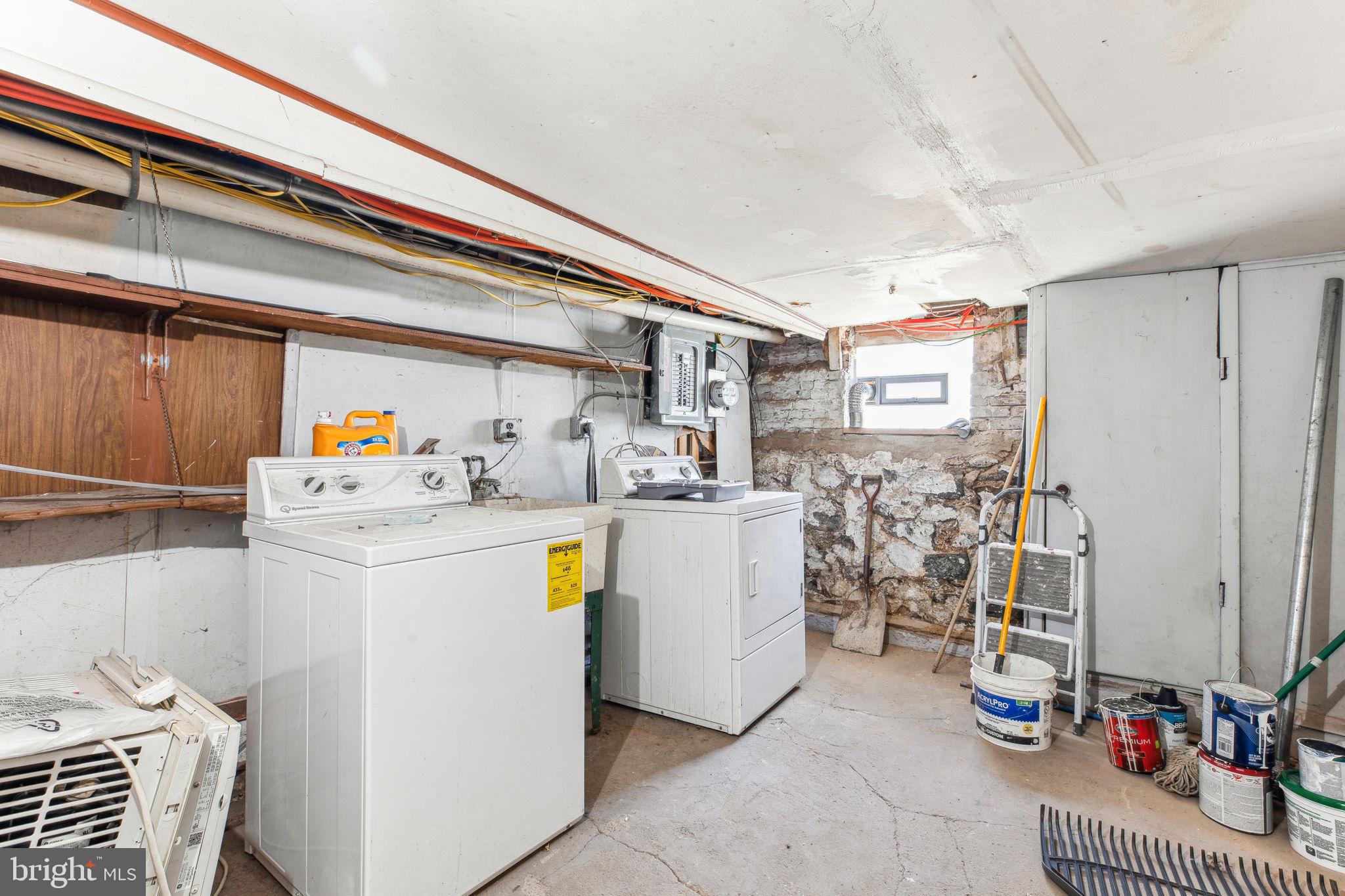 PORT RICHMOND - Residential Lease