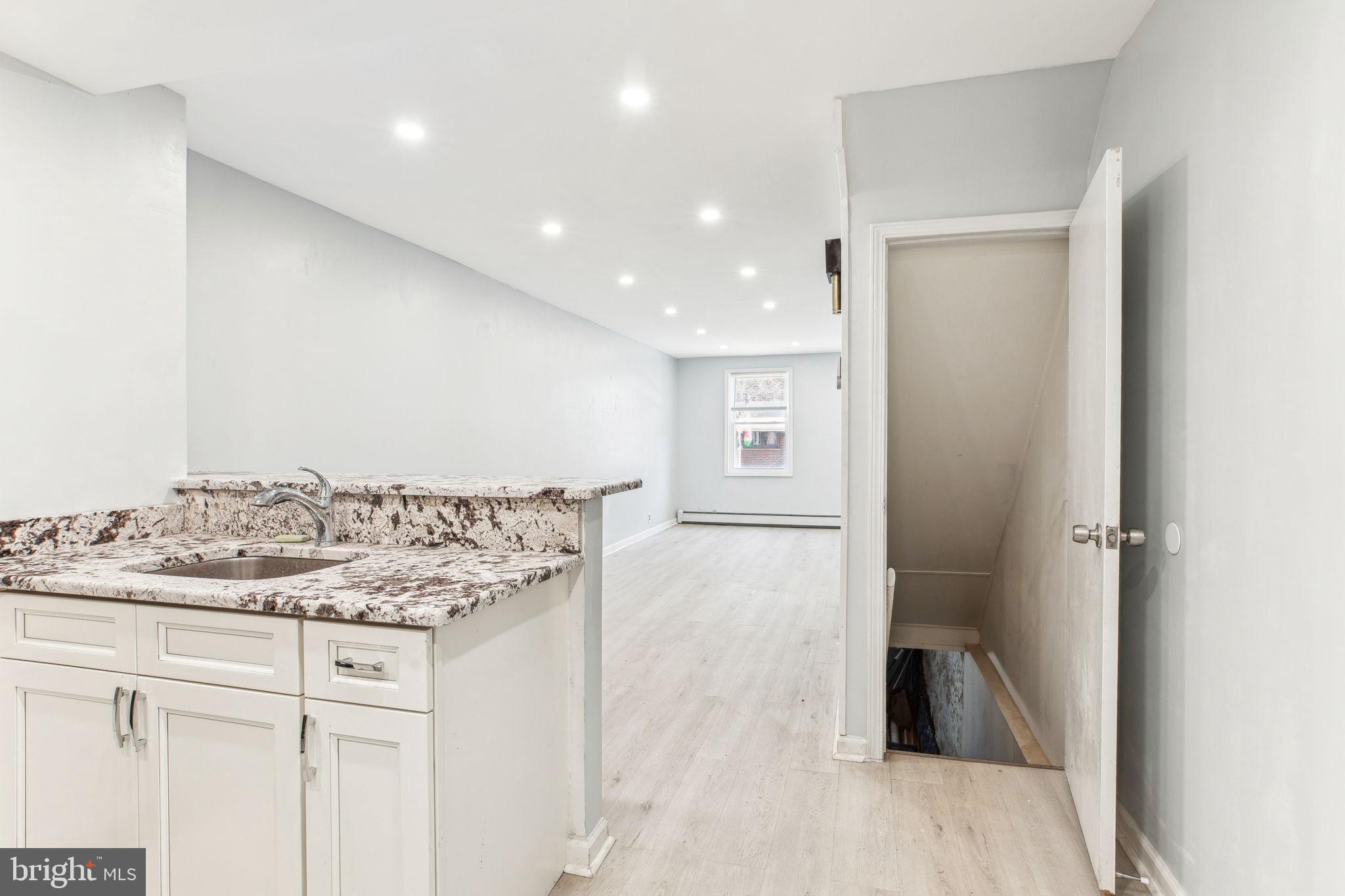 PORT RICHMOND - Residential Lease