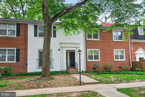 Photo of 2812 - D S Wakefield Street #D, ARLINGTON, VA 22206 (MLS # VAAR2072540)