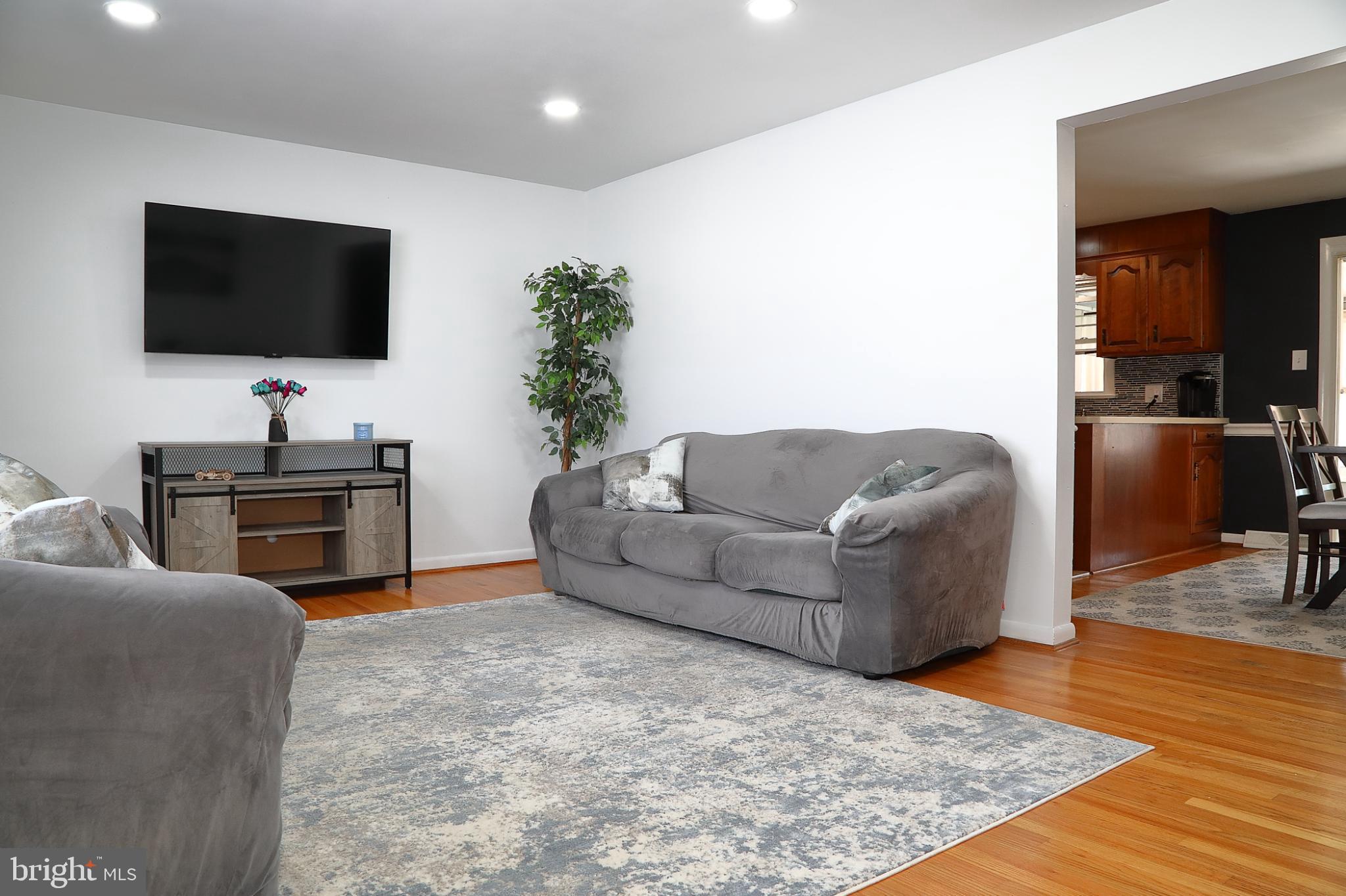 326 E CHARLOTTE STREET