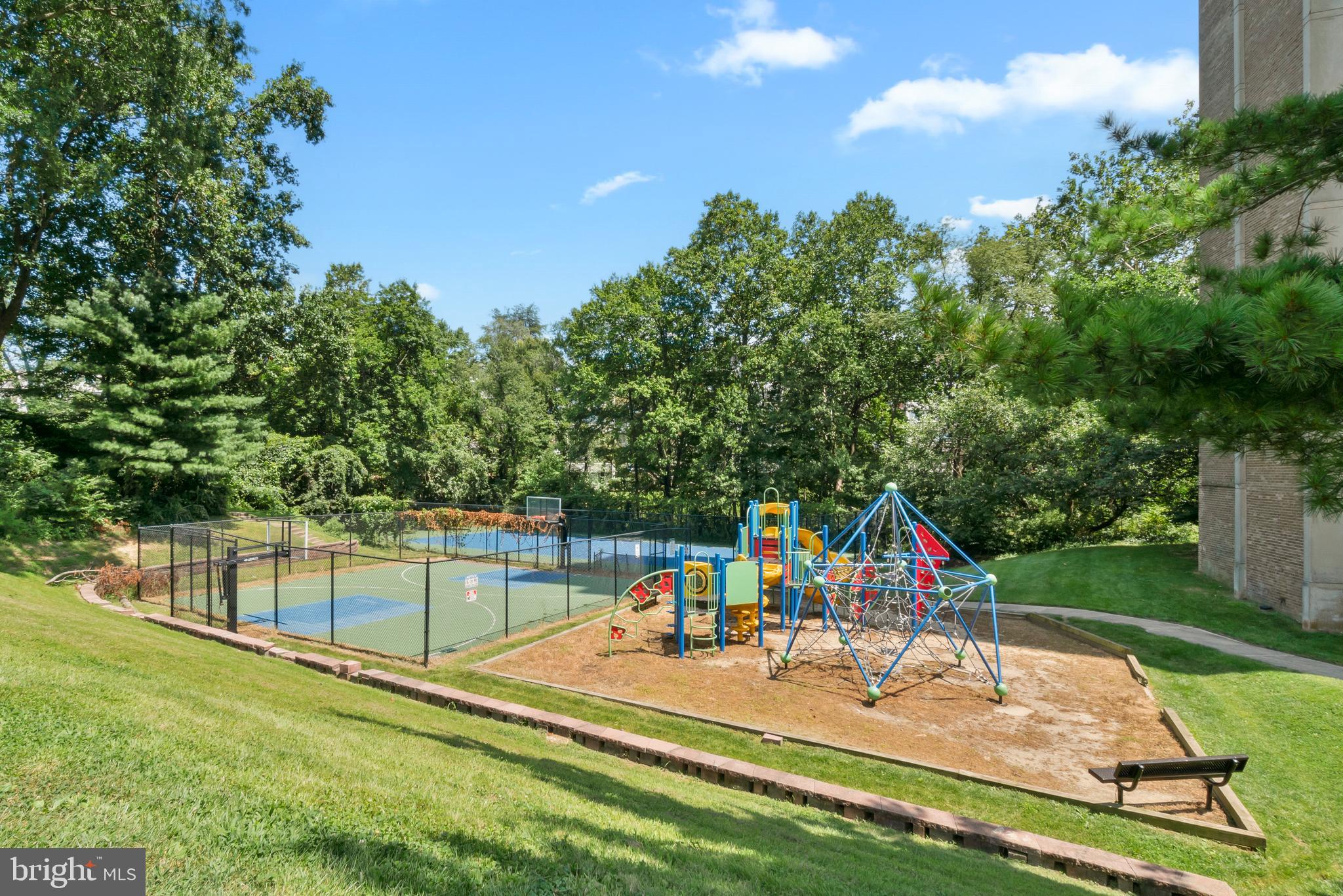 PRESIDENTIAL TOWERS - Residential