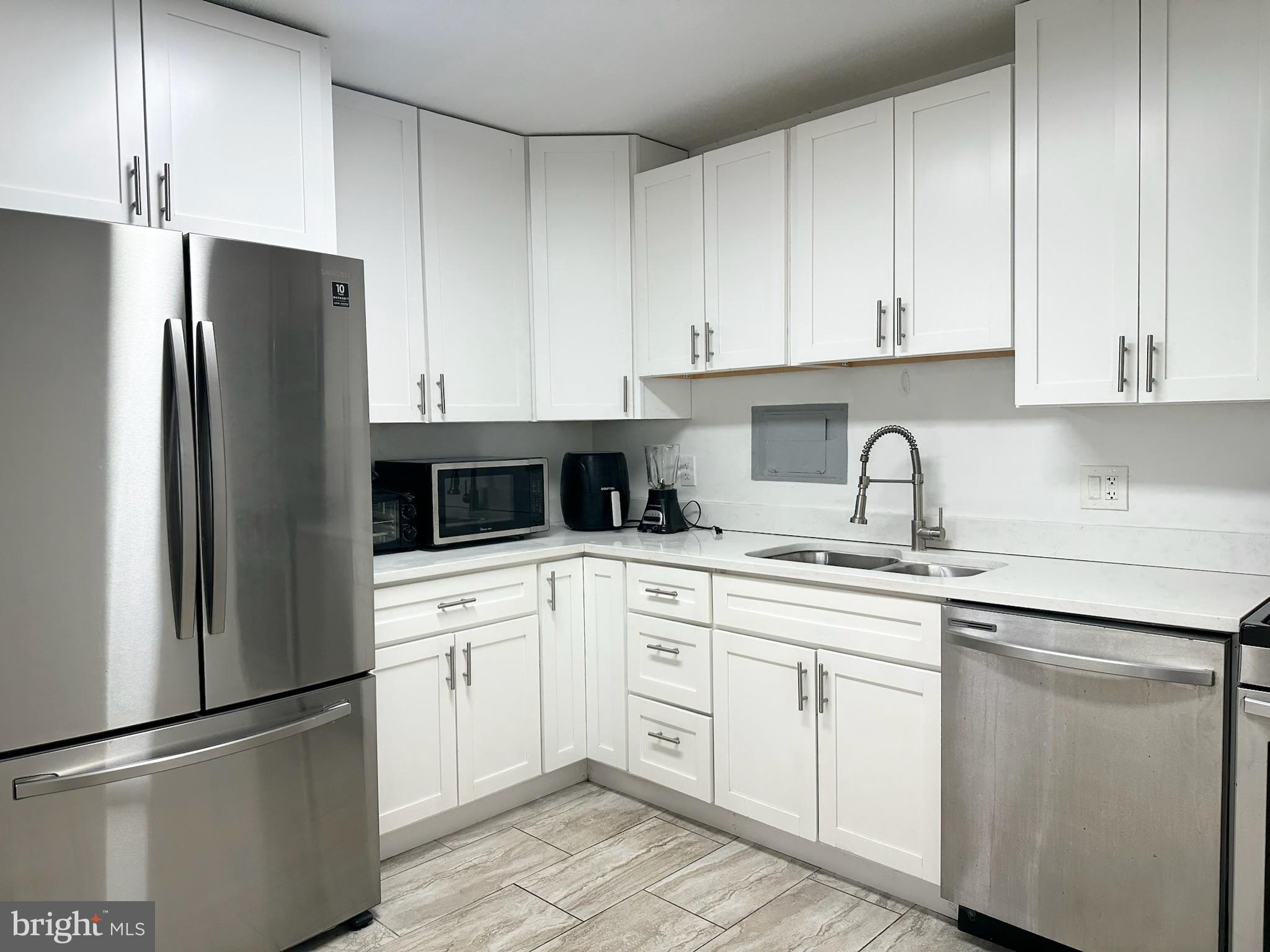 PRESIDENTIAL TOWERS - Residential