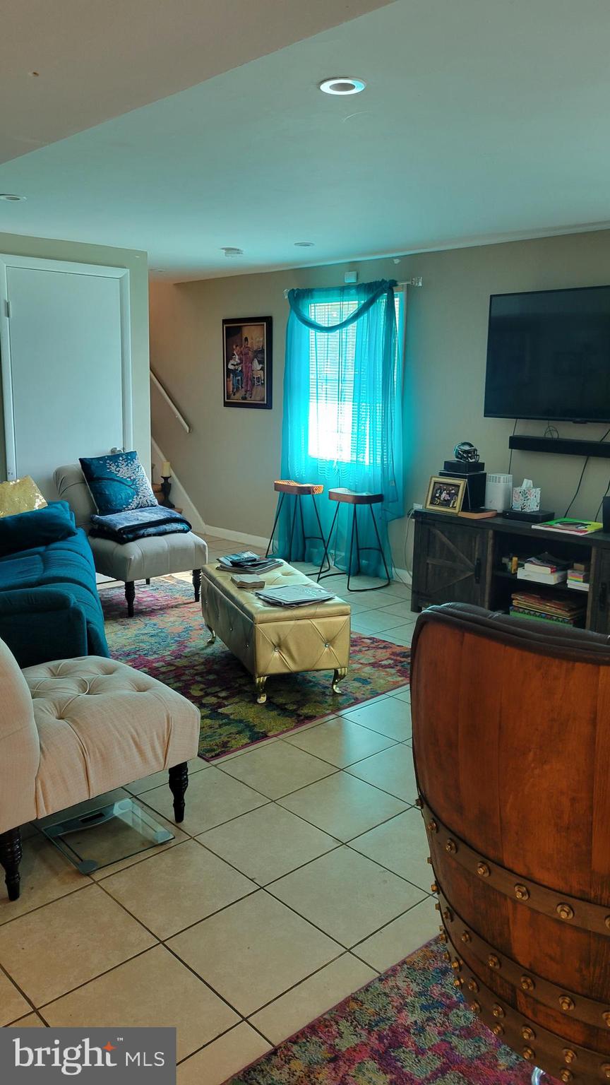 CHRIS MAR MANOR - Residential