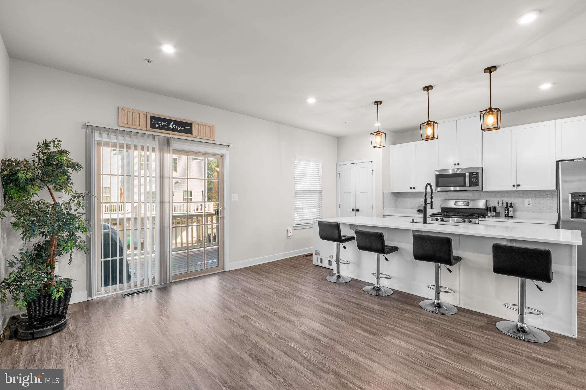 ARMSTRONG VILLAGE - Residential