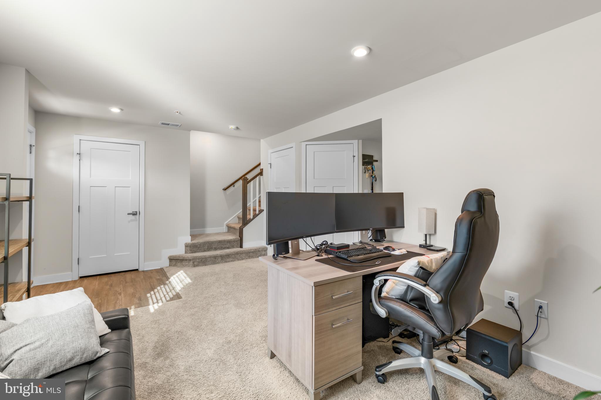 ARMSTRONG VILLAGE - Residential