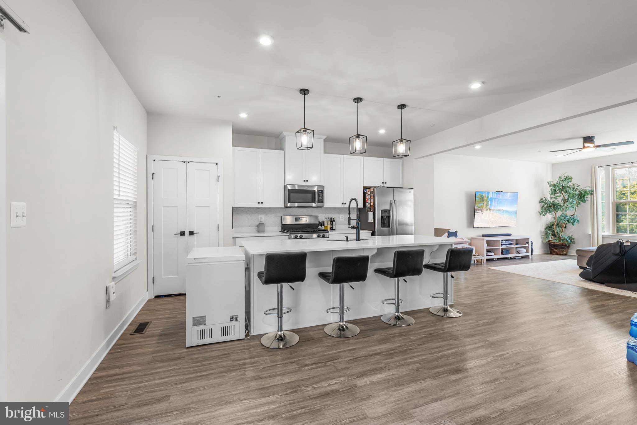 ARMSTRONG VILLAGE - Residential