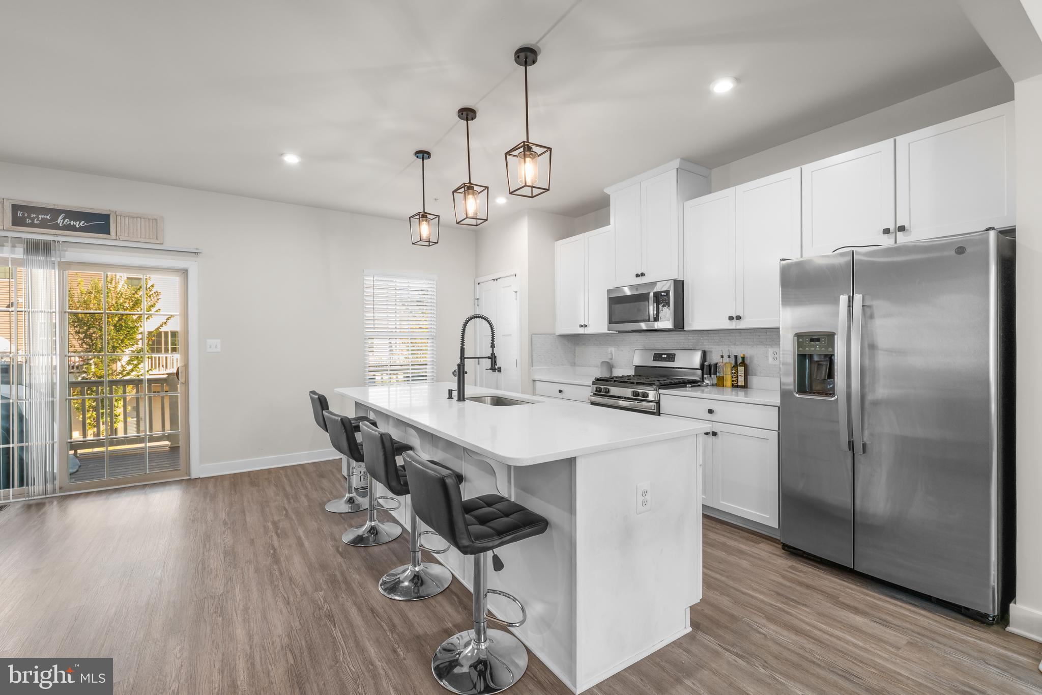 ARMSTRONG VILLAGE - Residential