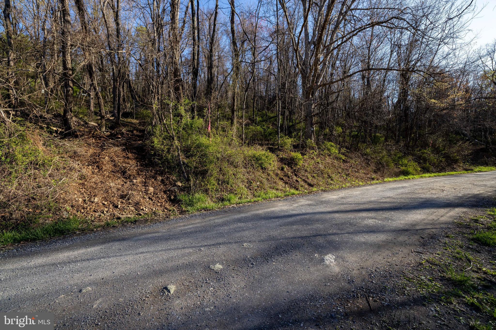 SKYLINE LAKES - Land