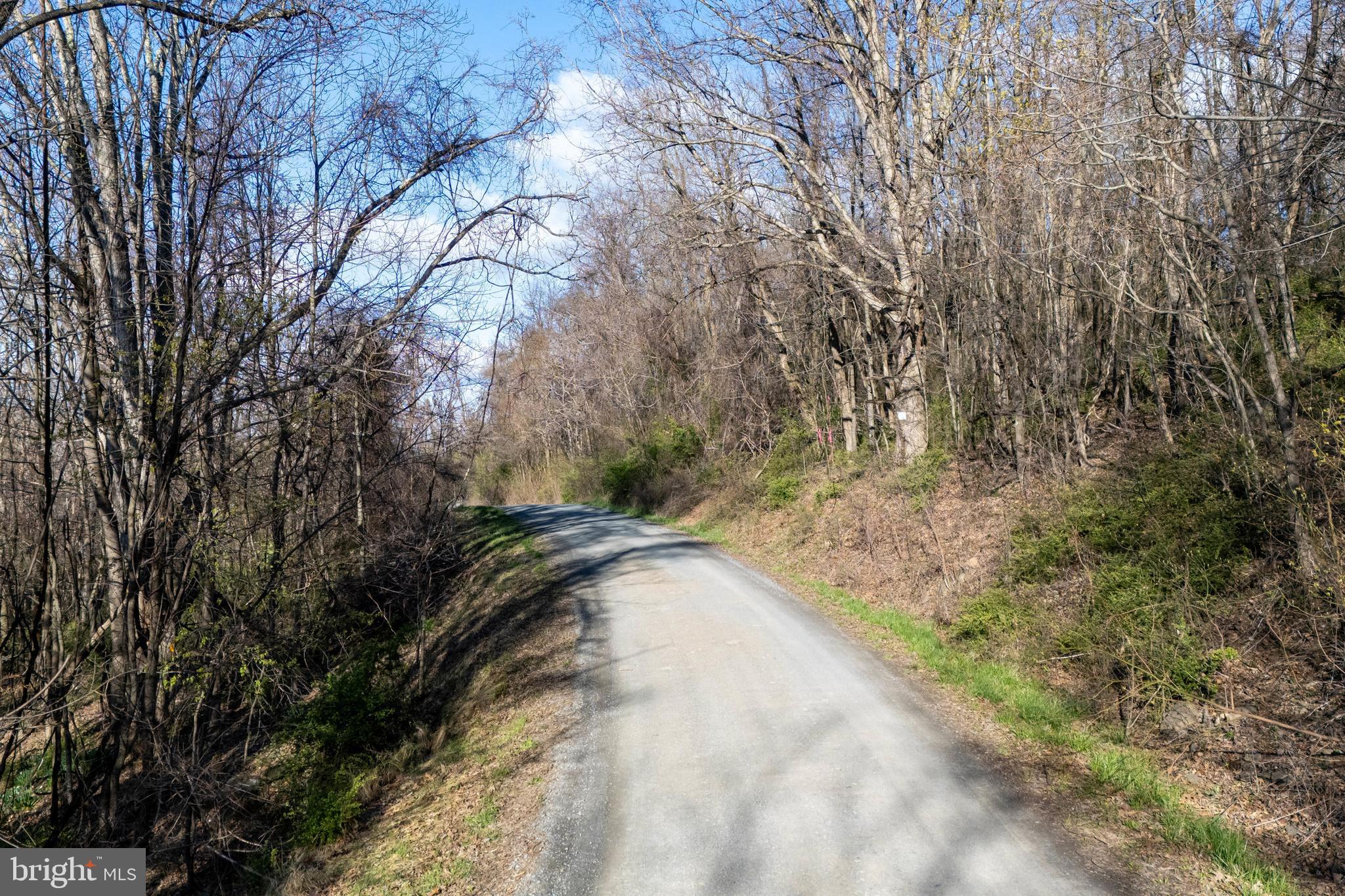 SKYLINE LAKES - Land