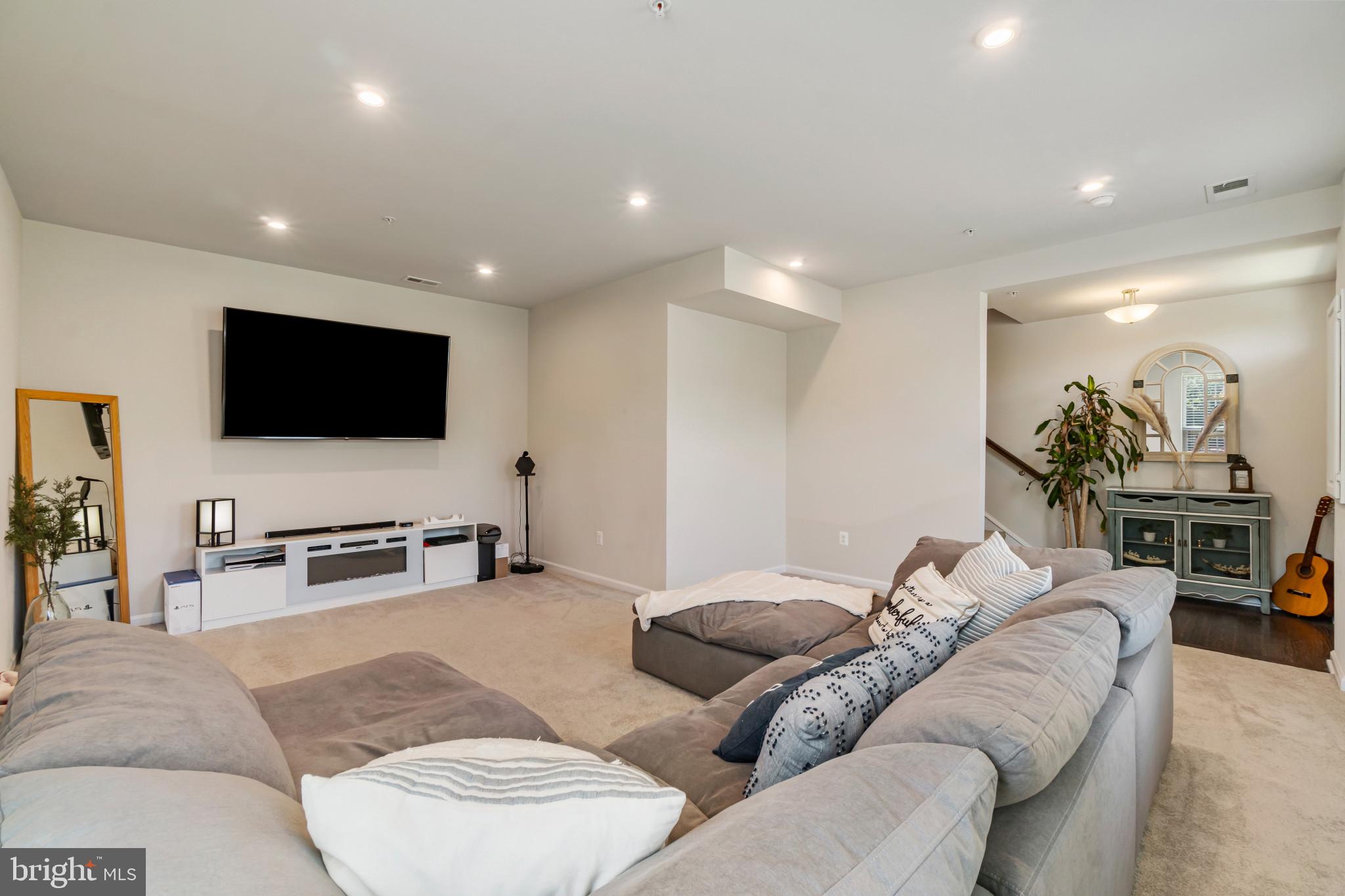 WESTCHESTER SQUARE - Residential