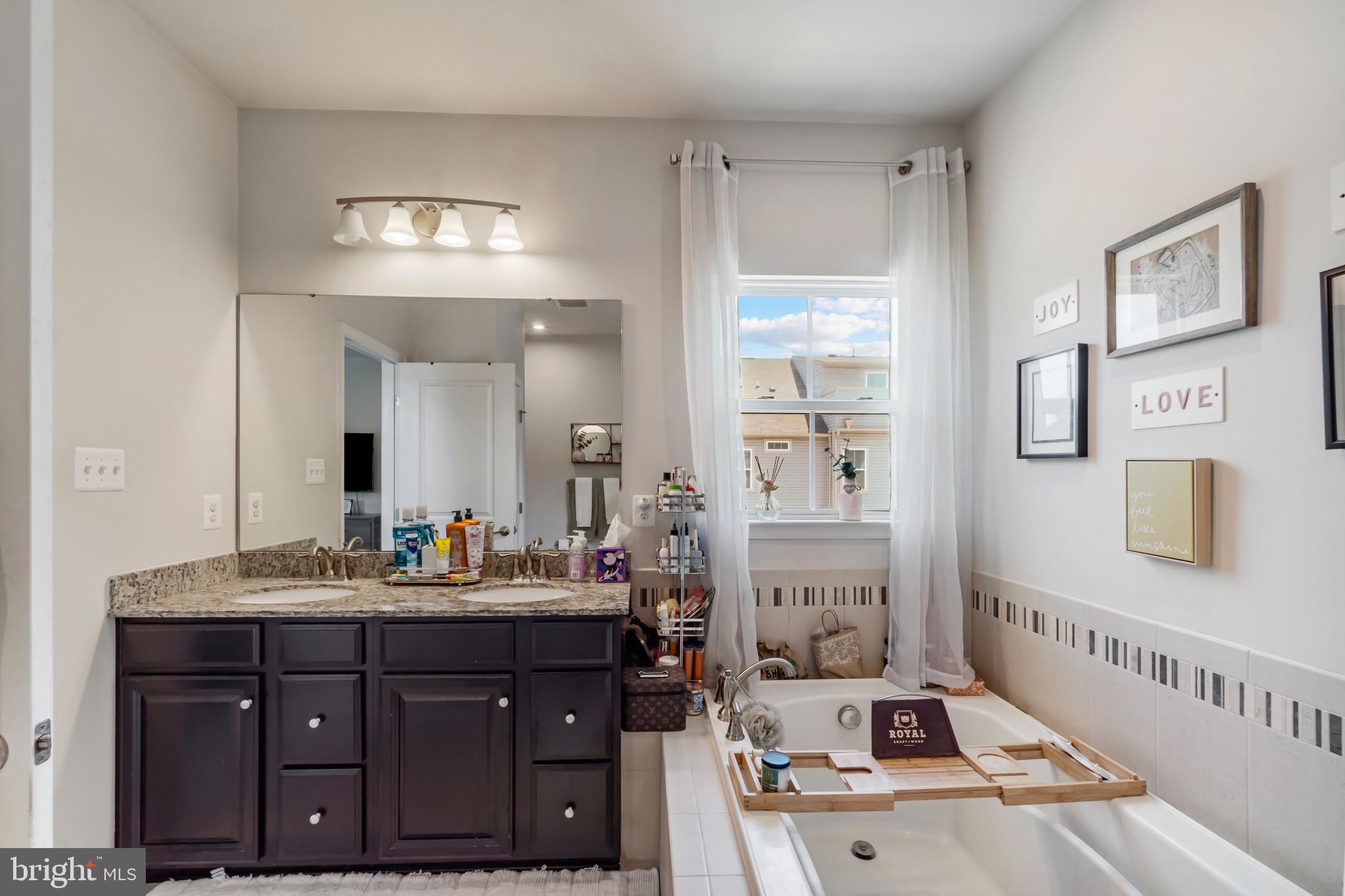 WESTCHESTER SQUARE - Residential