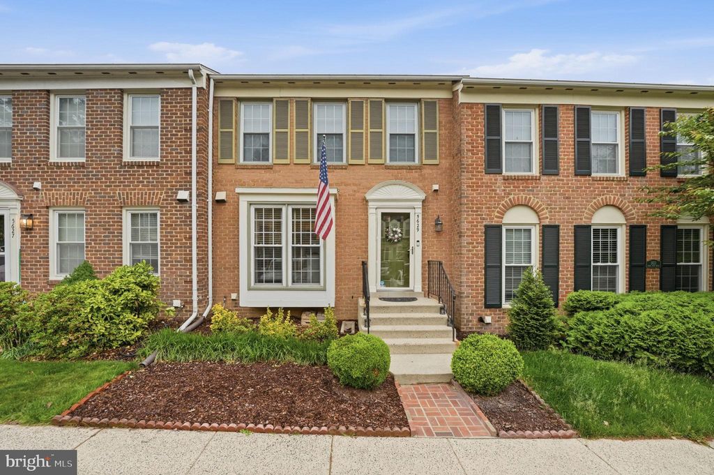 Photo of 5629 Ridge View Drive, ALEXANDRIA, VA 22310 (MLS # VAFX2309928)