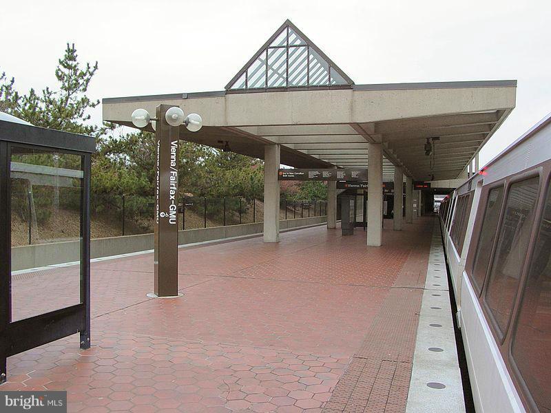 VIENNA WOODS - Residential Lease