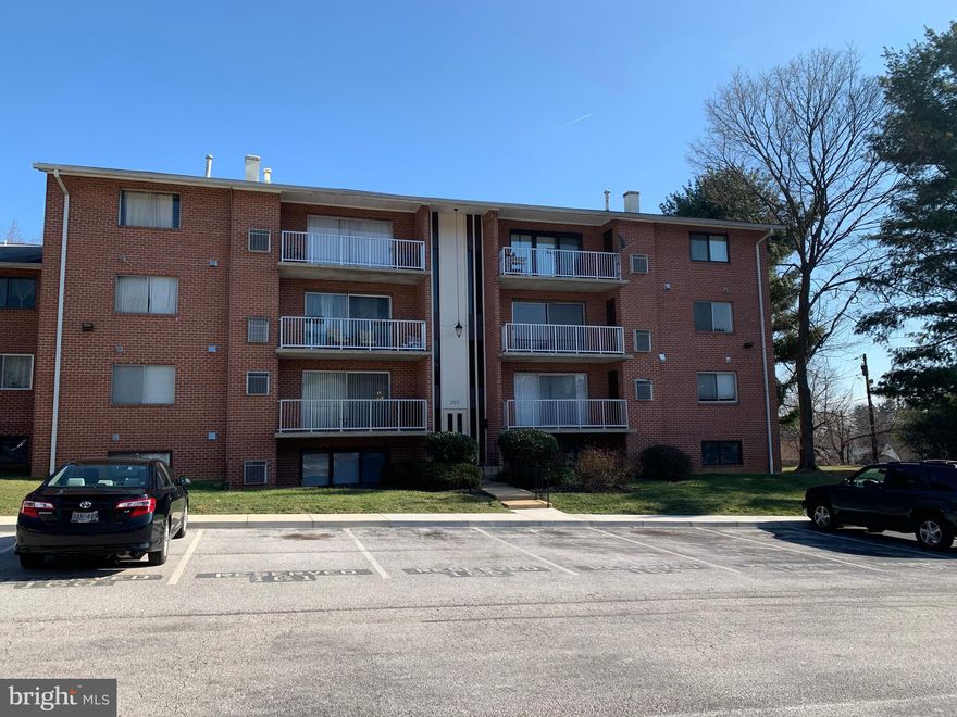 1 bedroom with small den, updated