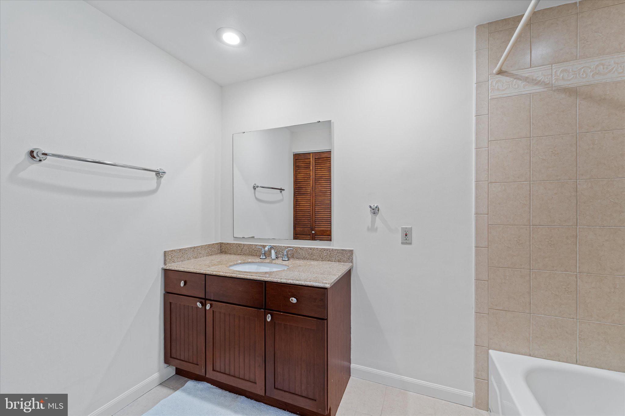 LONGWOOD KNOLLS - Residential Lease