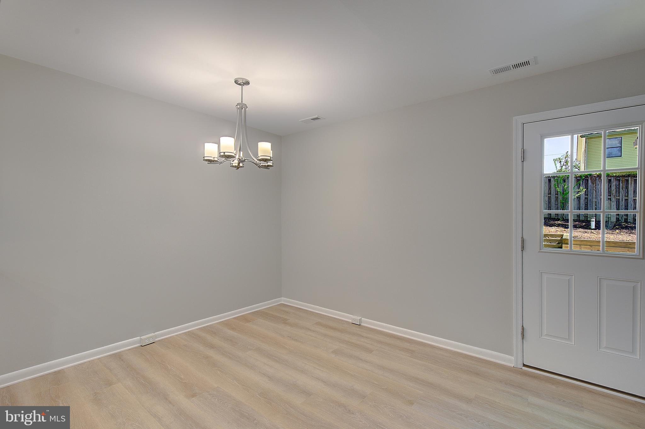WOODLAND BEACH - Residential
