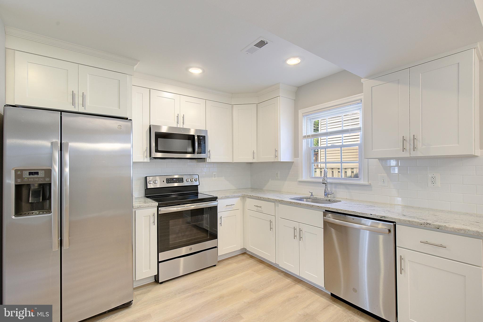 WOODLAND BEACH - Residential