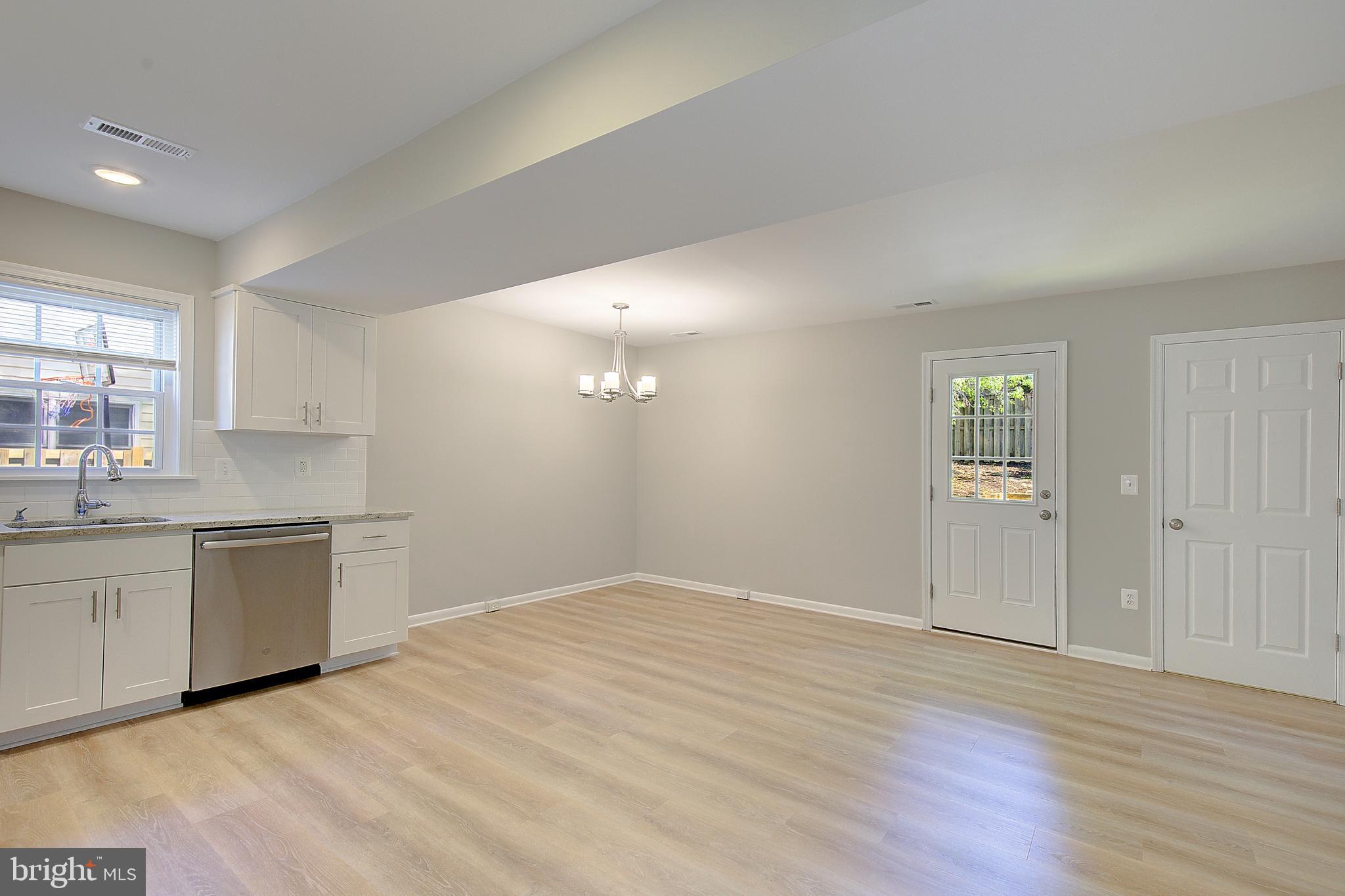 WOODLAND BEACH - Residential