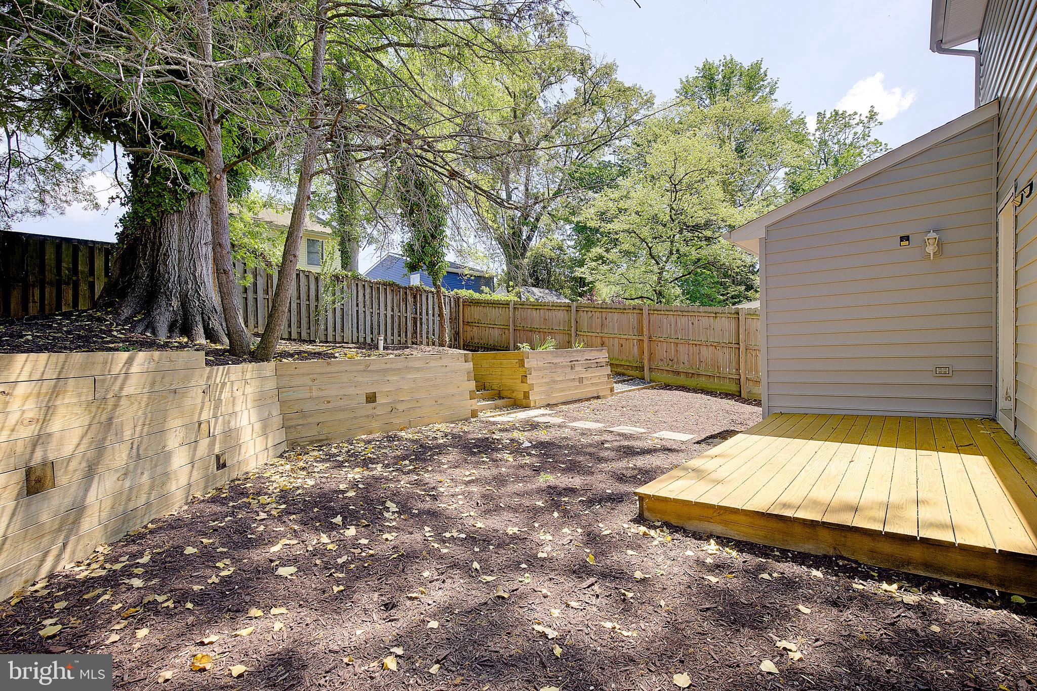 WOODLAND BEACH - Residential