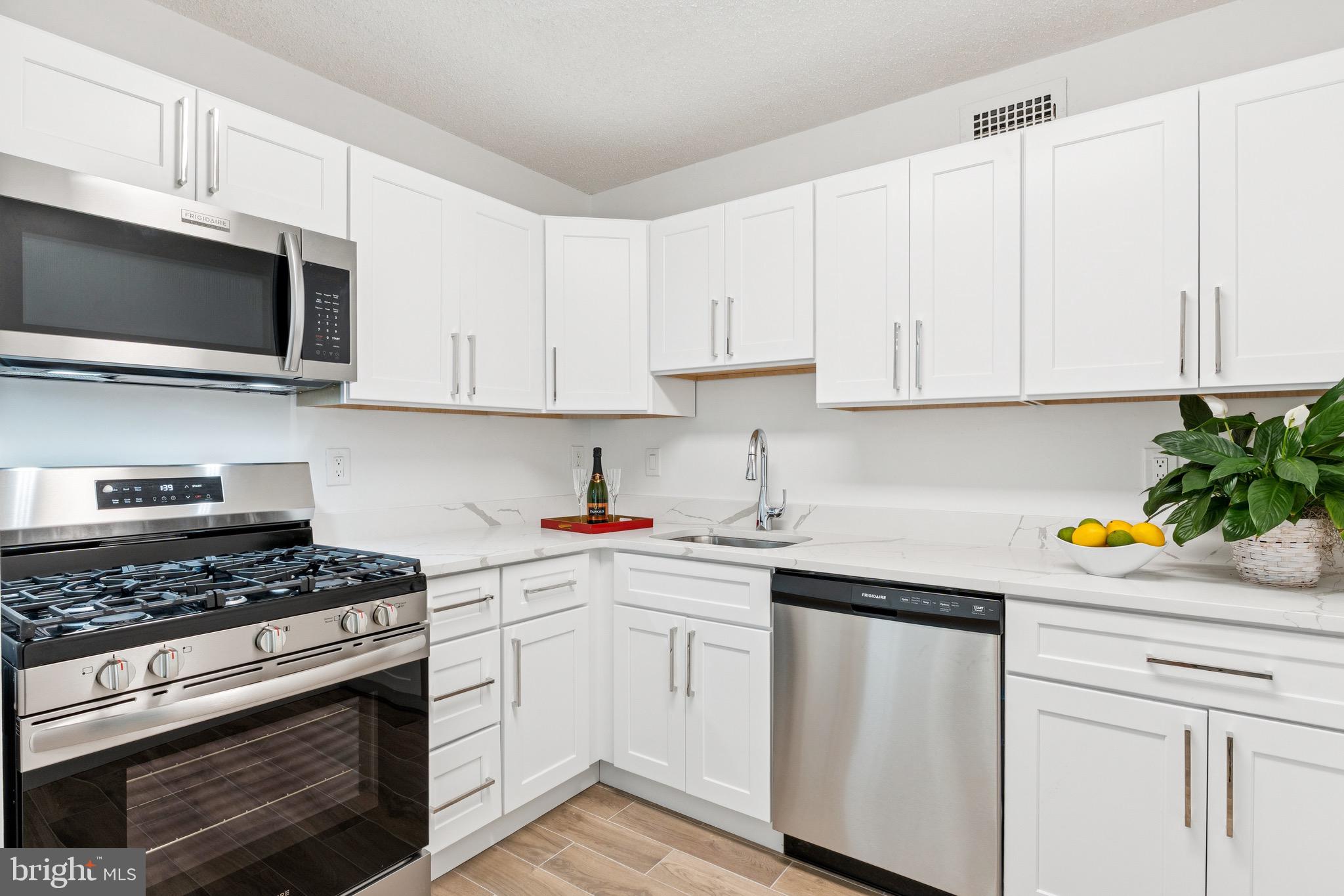 PROMENADE TOWERS - Residential