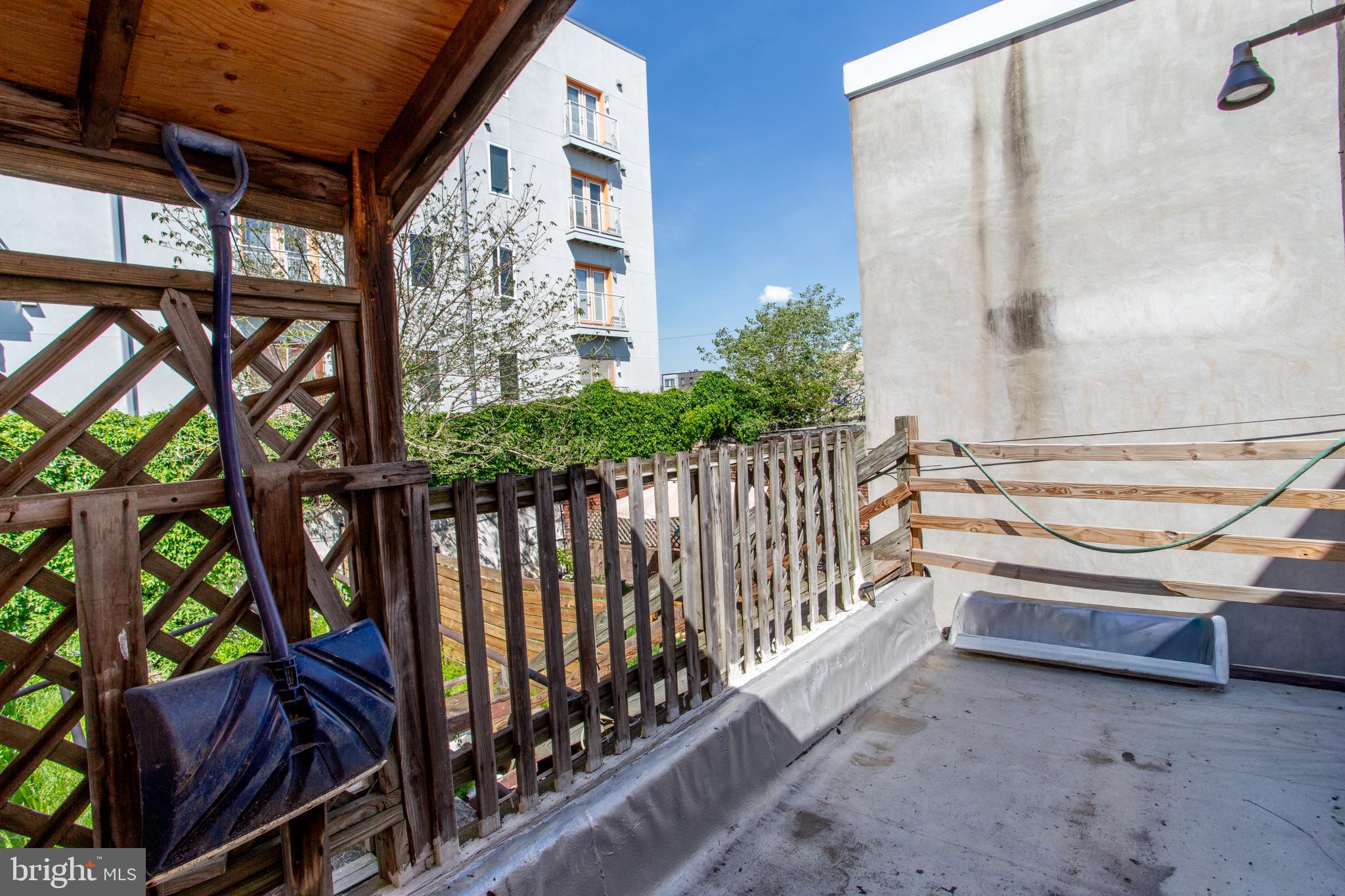 ITALIAN MARKET - Residential Income