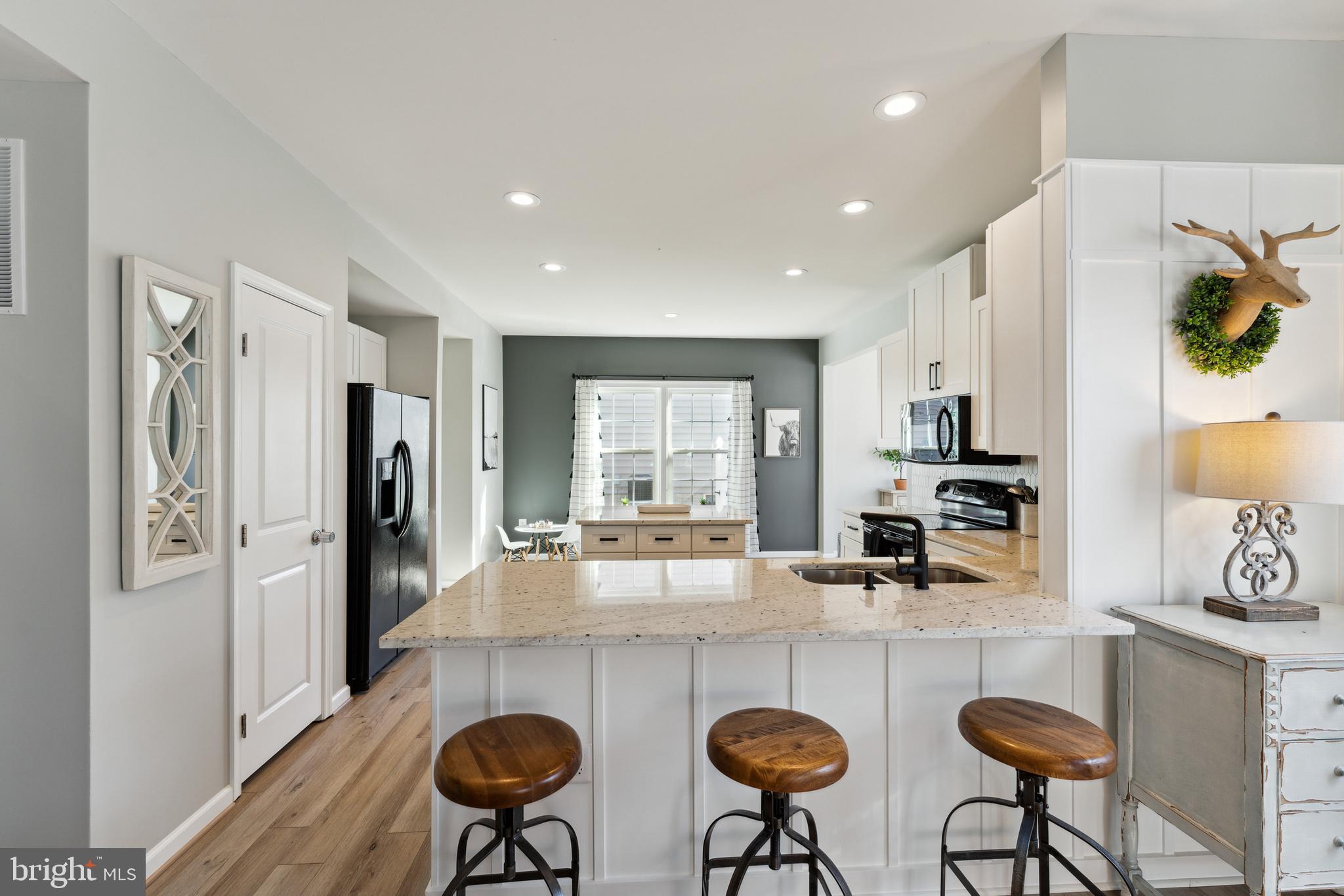 THREE FLAGS - Residential