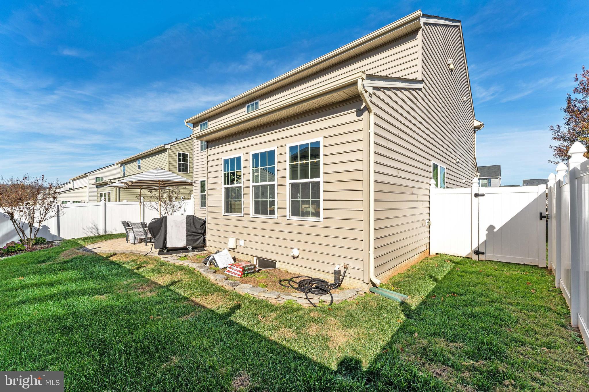 THREE FLAGS - Residential