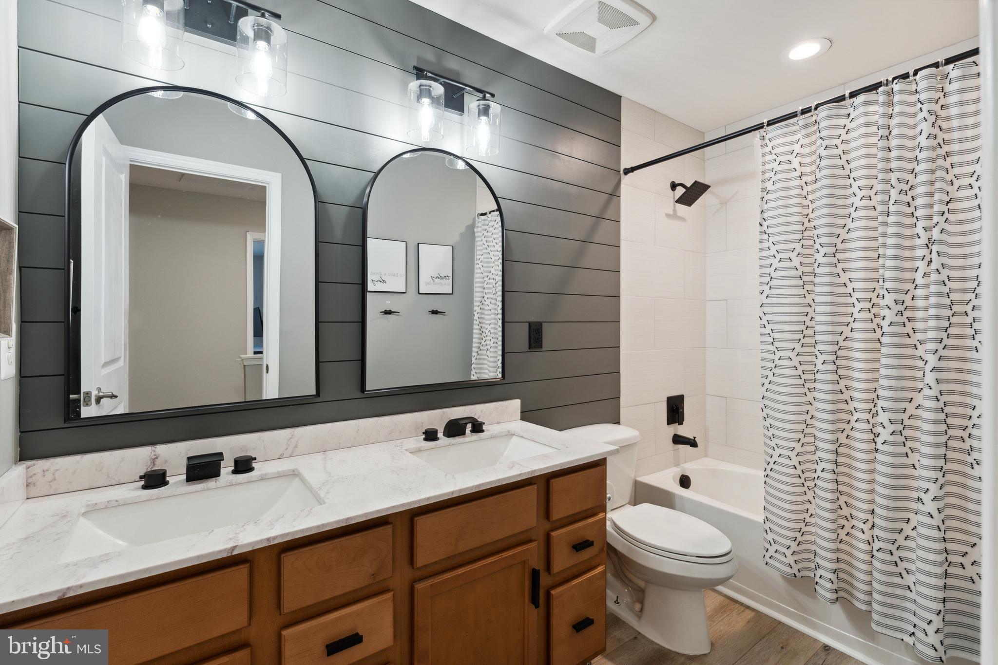 THREE FLAGS - Residential