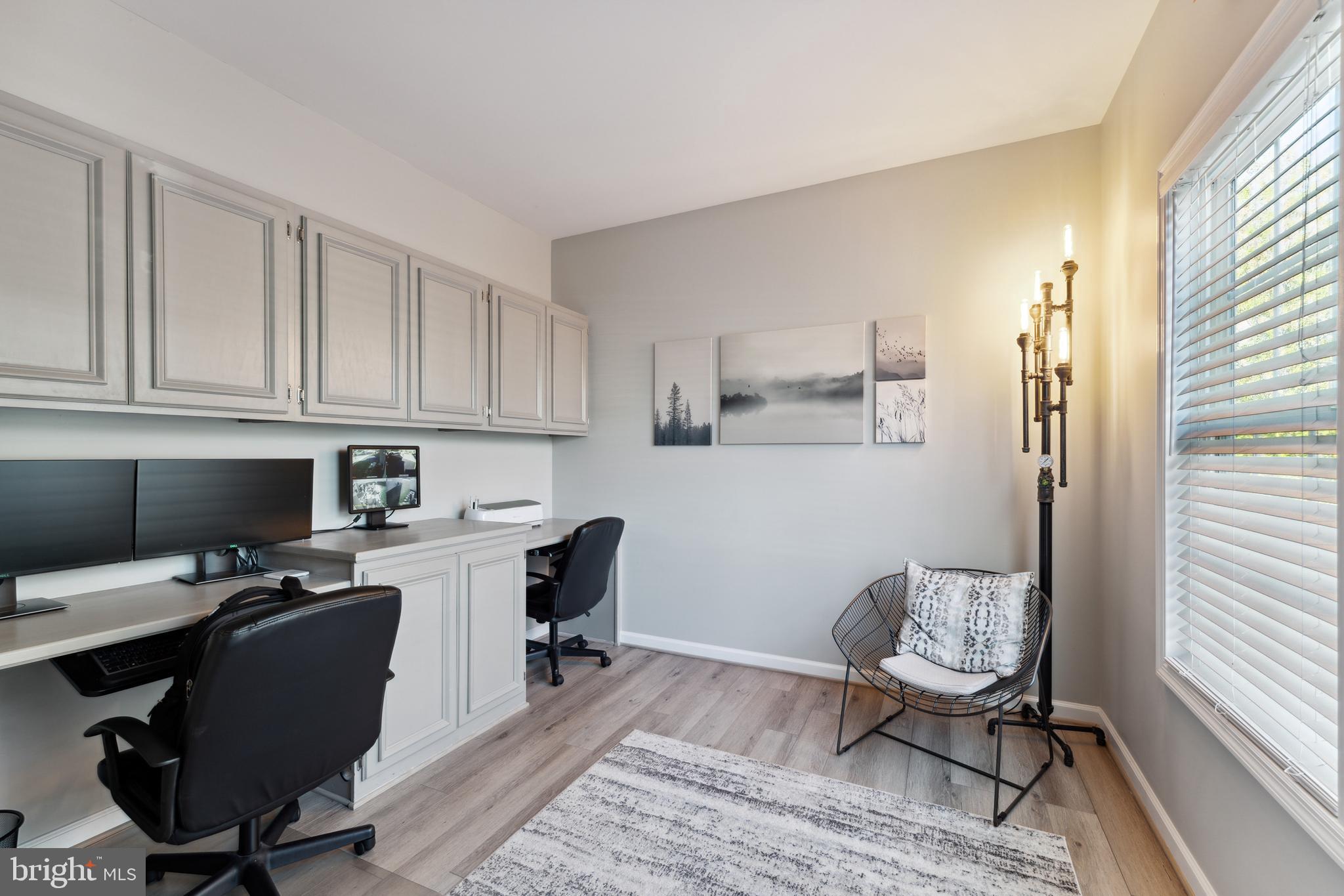 THREE FLAGS - Residential