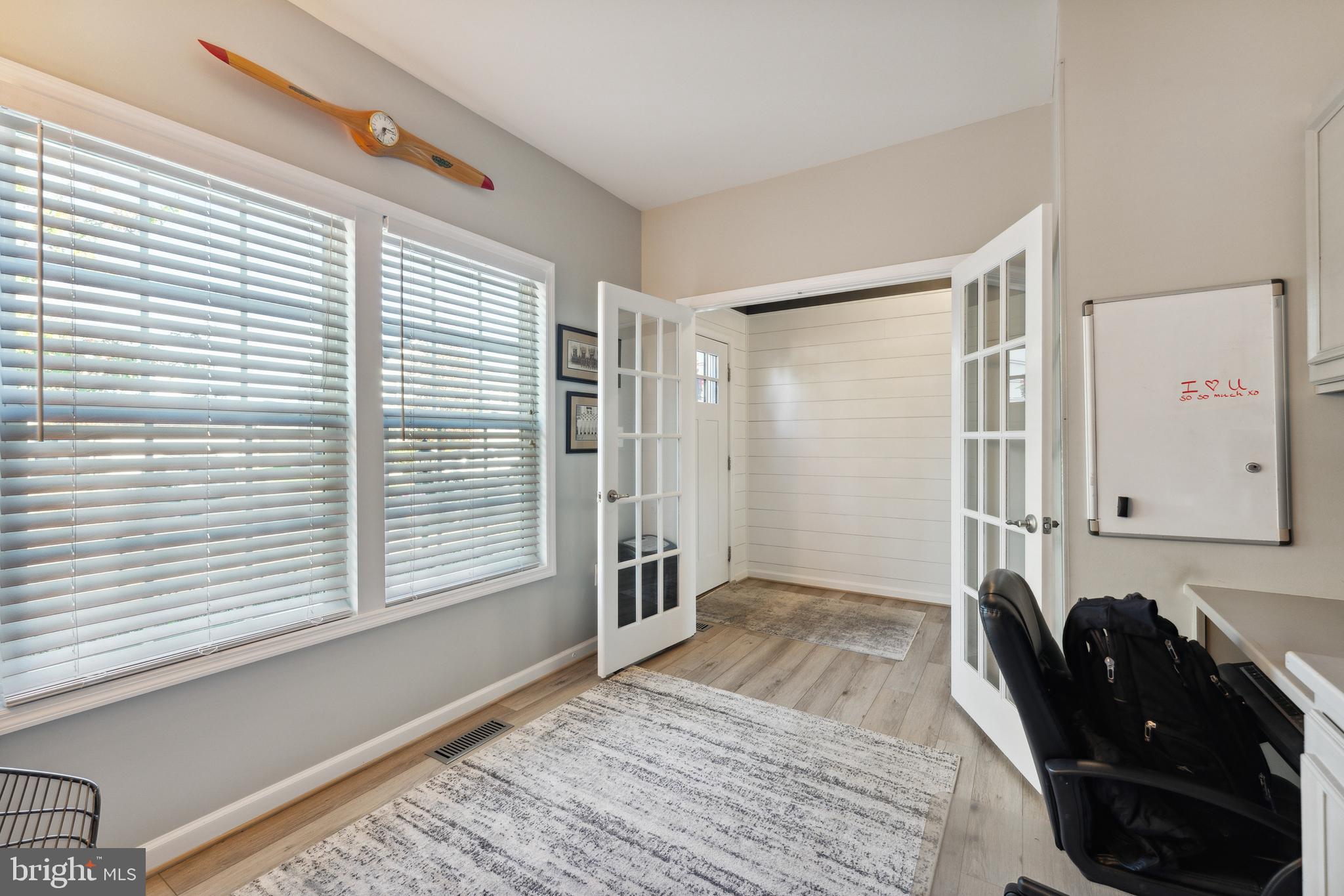 THREE FLAGS - Residential