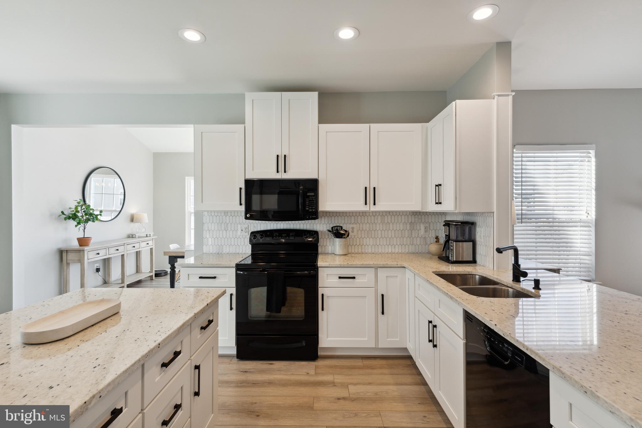 THREE FLAGS - Residential