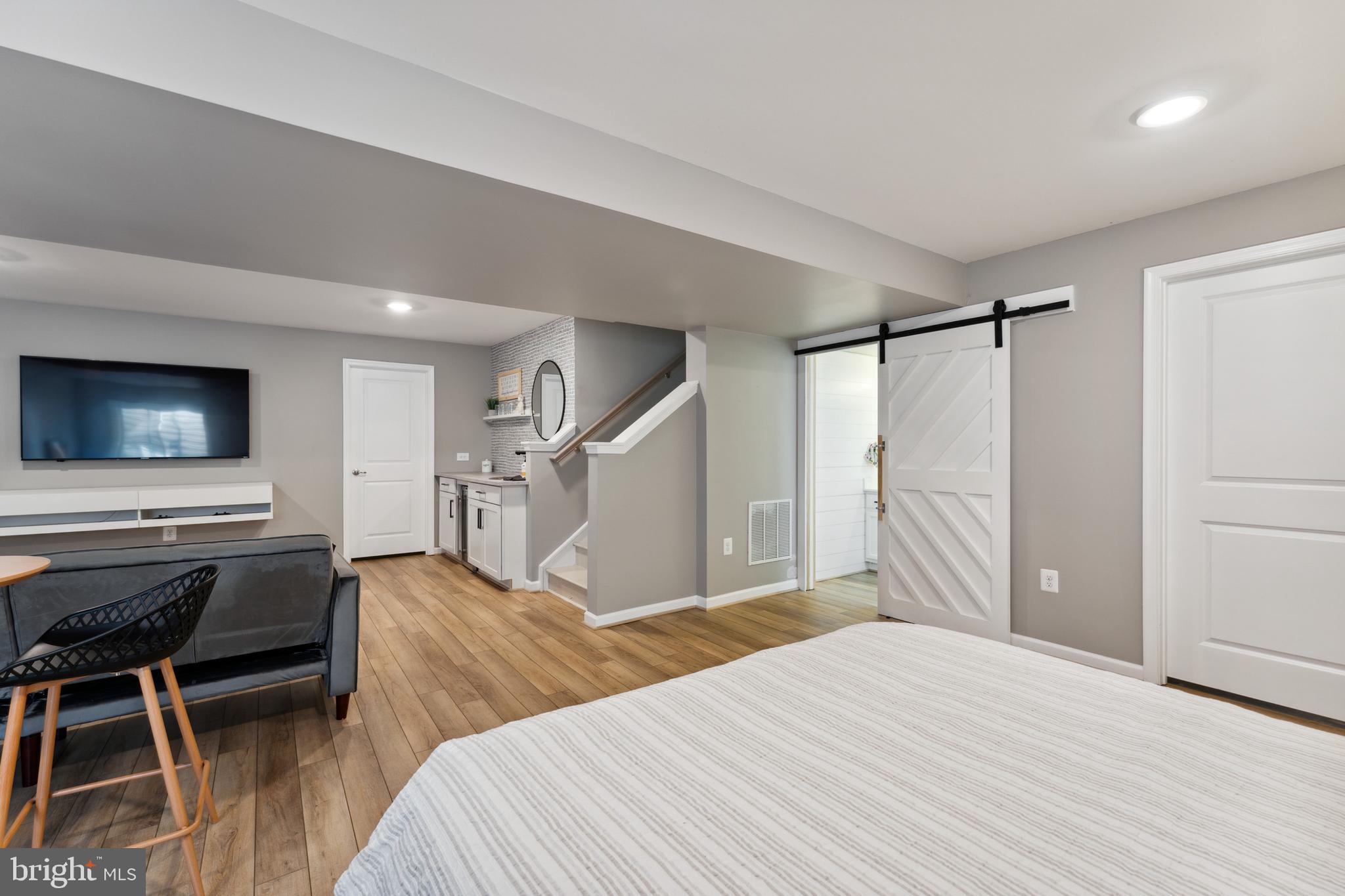 THREE FLAGS - Residential