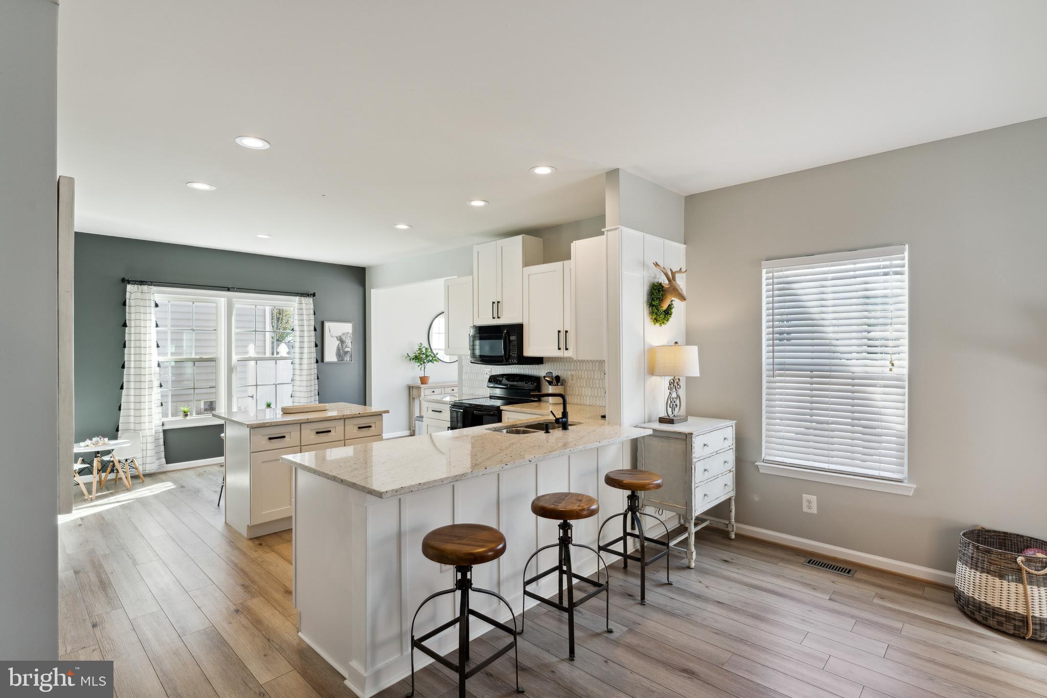 THREE FLAGS - Residential