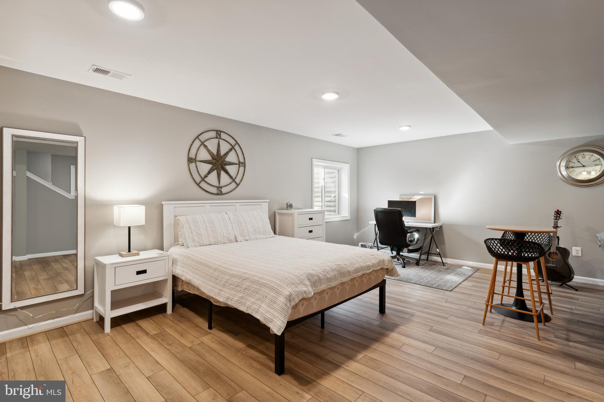 THREE FLAGS - Residential