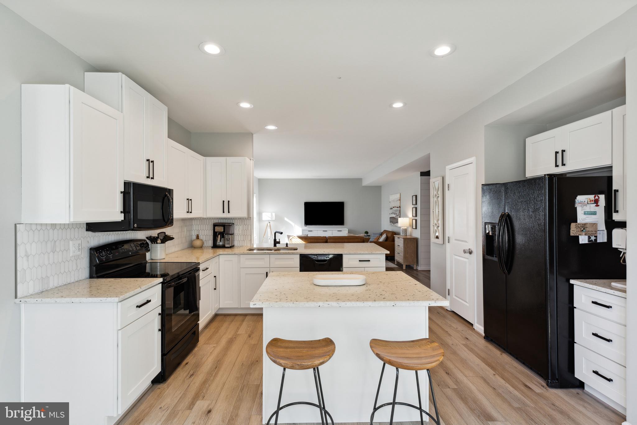 THREE FLAGS - Residential