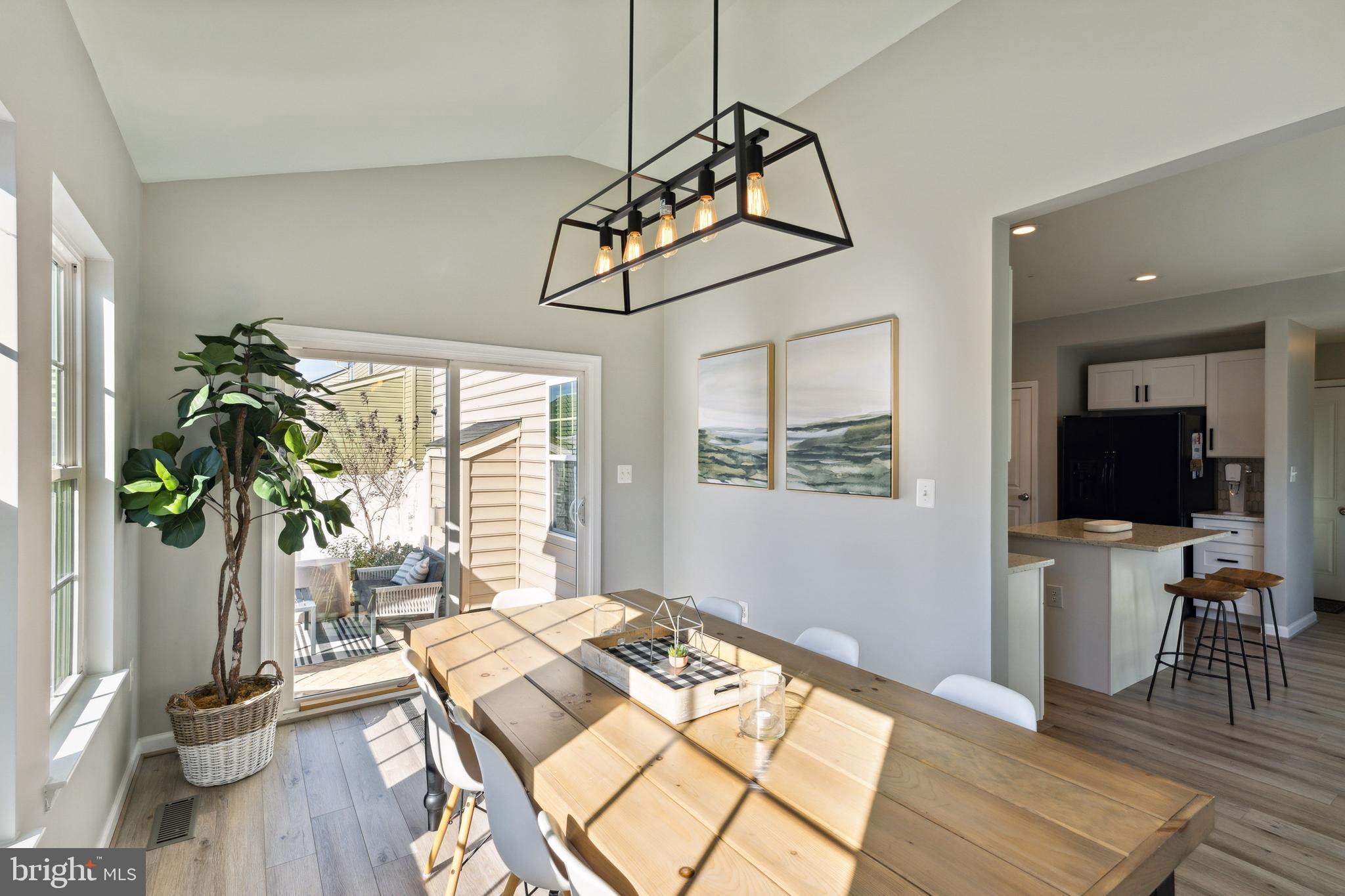 THREE FLAGS - Residential