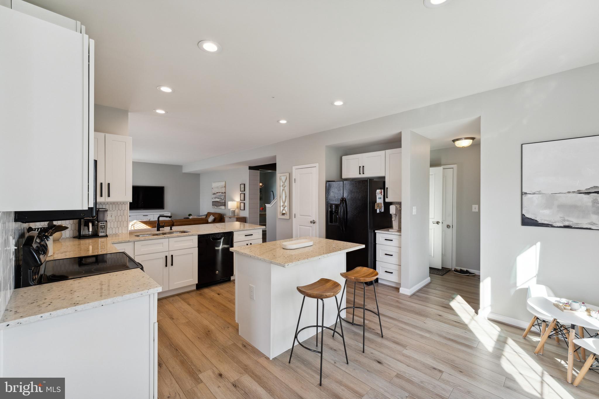 THREE FLAGS - Residential