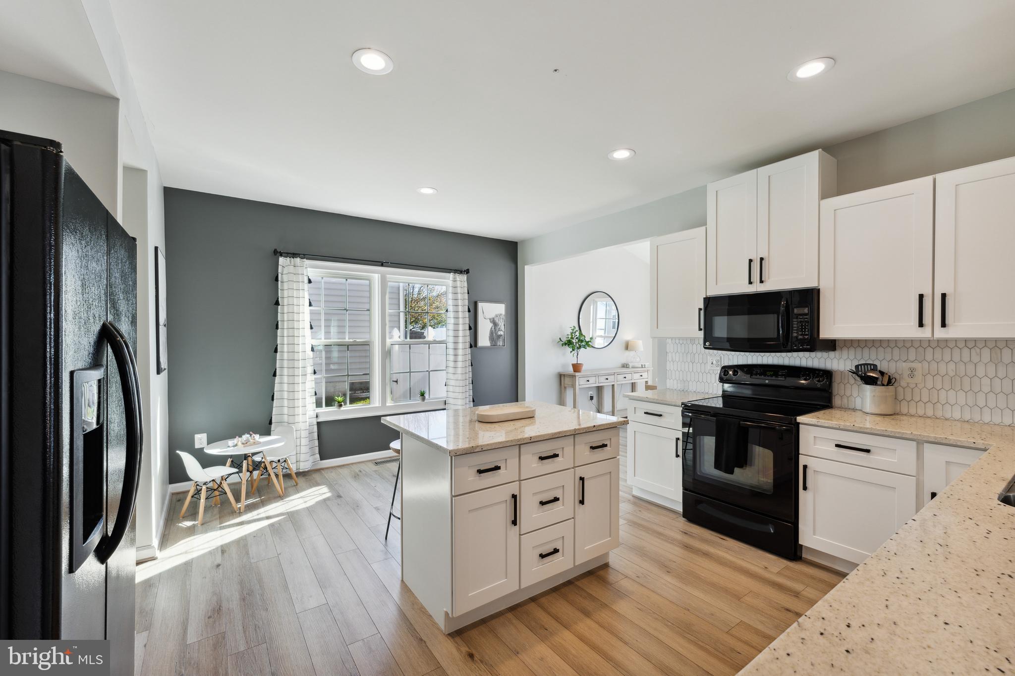 THREE FLAGS - Residential