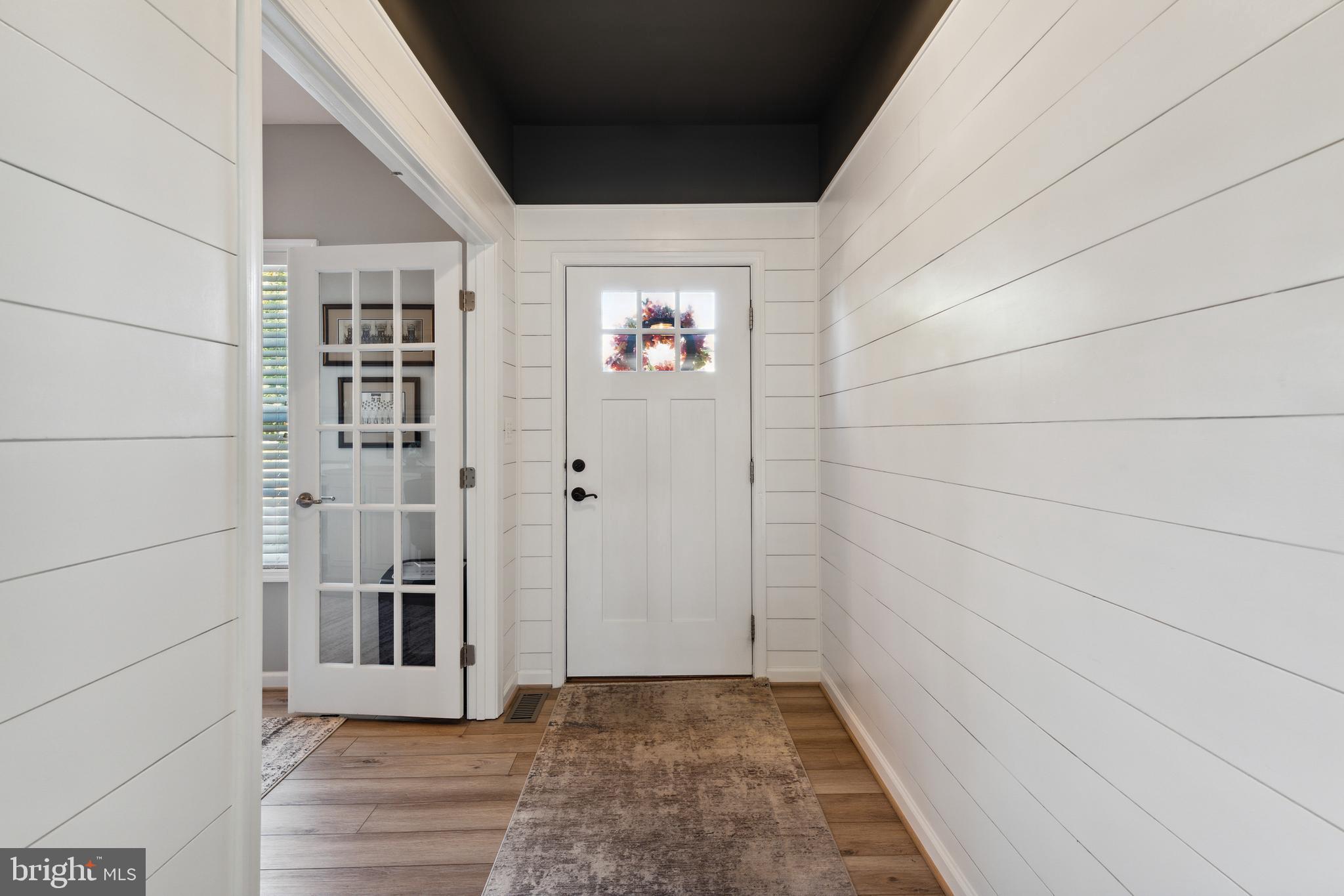 THREE FLAGS - Residential